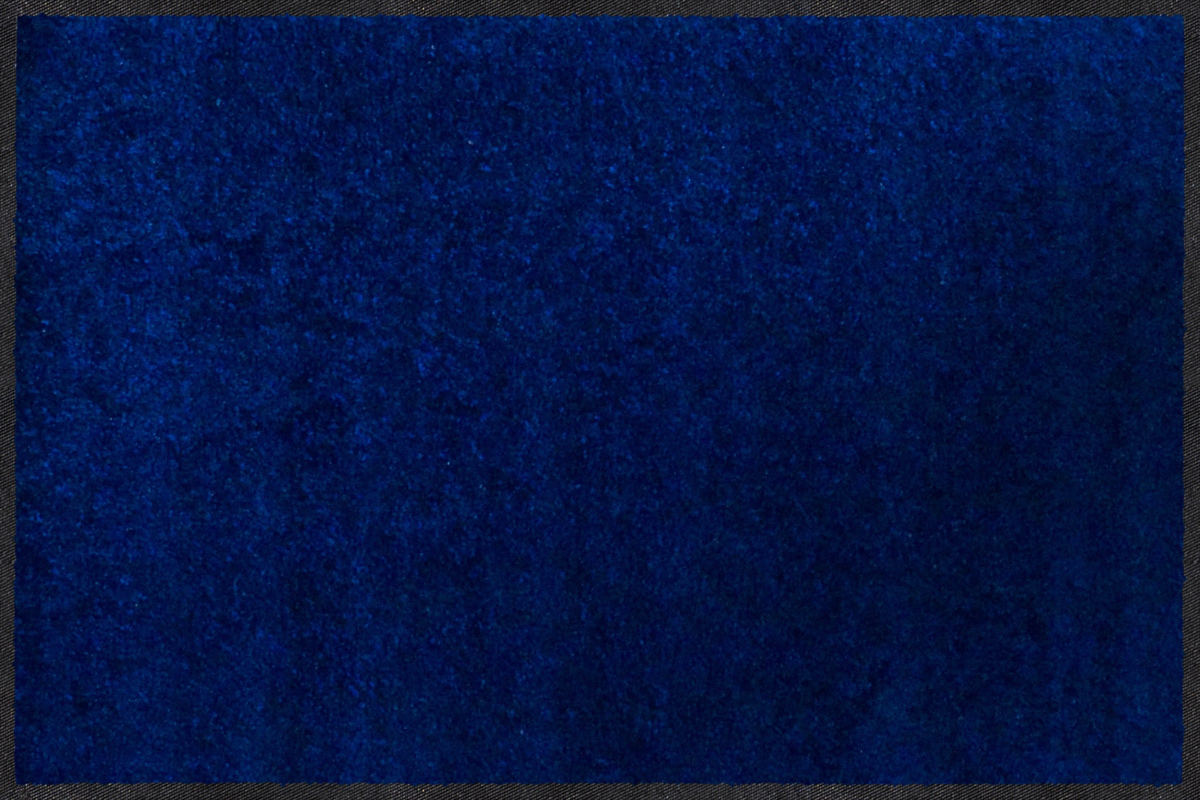 Blau matt günstig Kaufen-Fußmatte in royalblau von Salonloewe. Fußmatte in royalblau von Salonloewe <![CDATA[Fußmatte Made in Germany. Äußerst strapazierfähig und pflegeleicht. Für den Innen- und überdachten Außenbereich geeignet. Rückseite rutschhemmend beschic