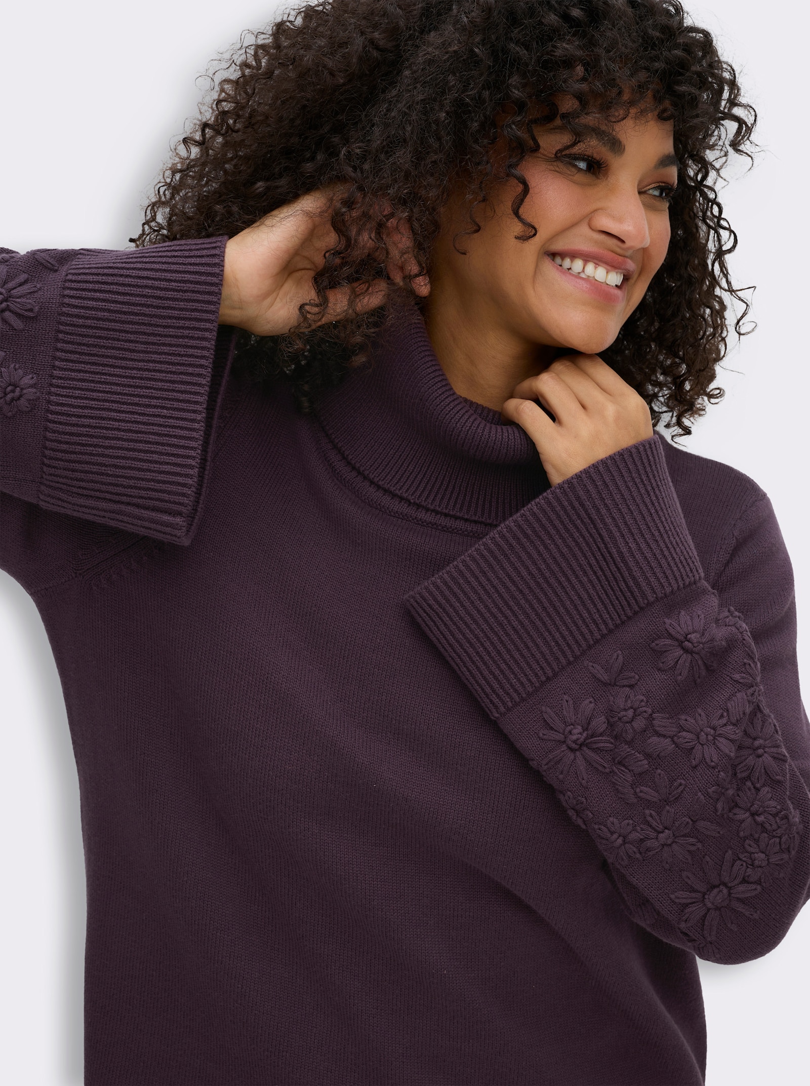 sheego Rollkragenpullover mit Stickereien am Ärmel - aubergine