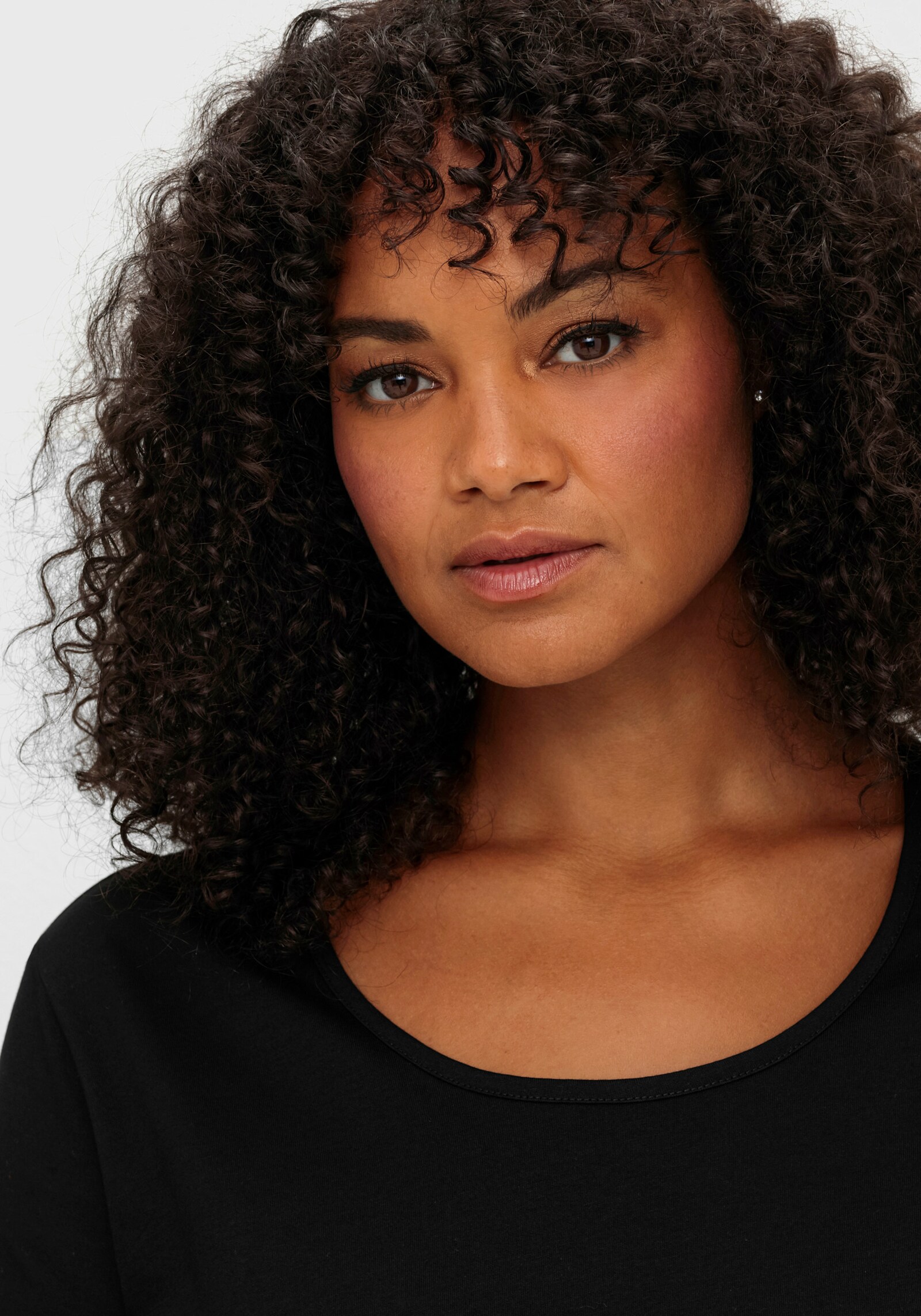 sheego T-shirt à manches 3/4 à la coupe droite légèrement plus longue - noir