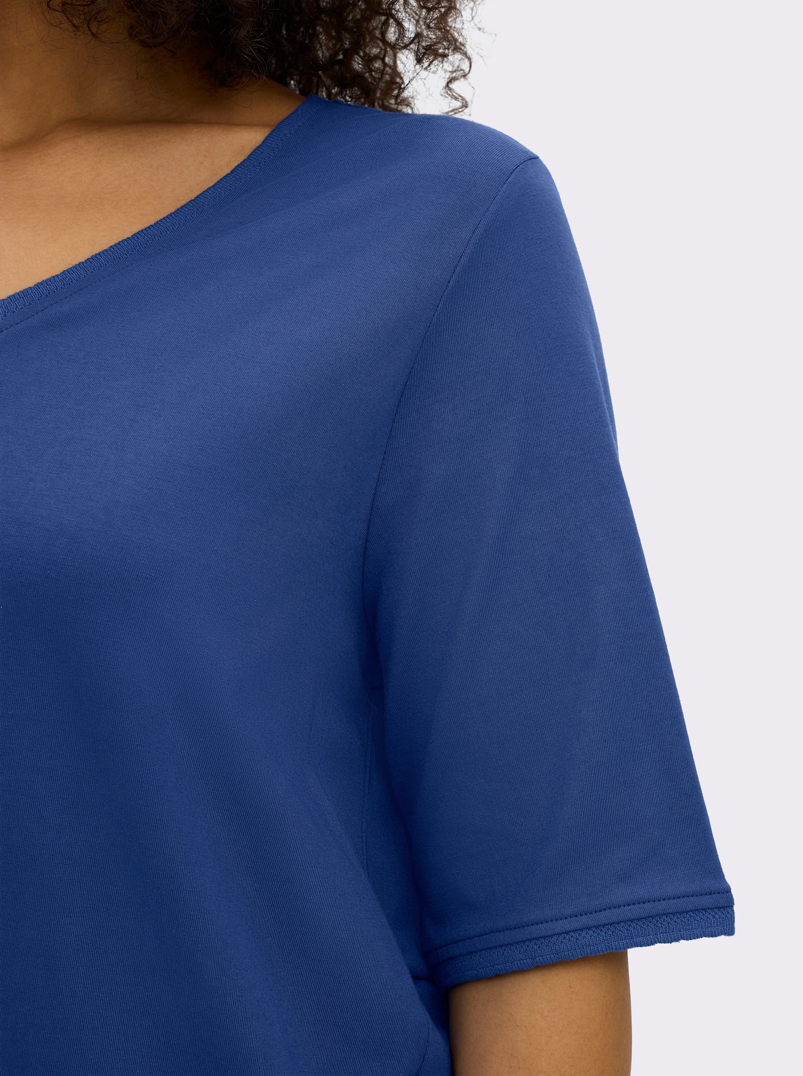 sheego Shirt met ajourband bij de V-hals en op de mouwen - koningsblauw