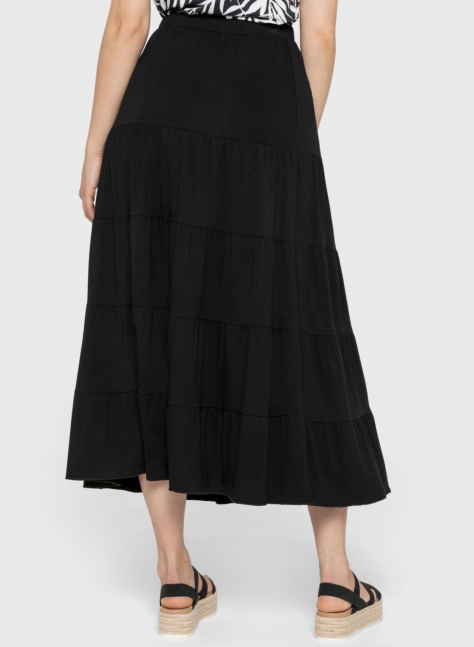 sheego Jerseyrock mit stufigen Volants - schwarz