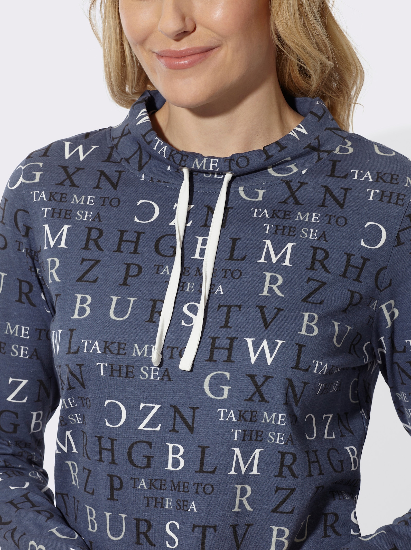 Stehkragenshirt mit Buchstabendruck - rauchblau-ecru-bedruckt