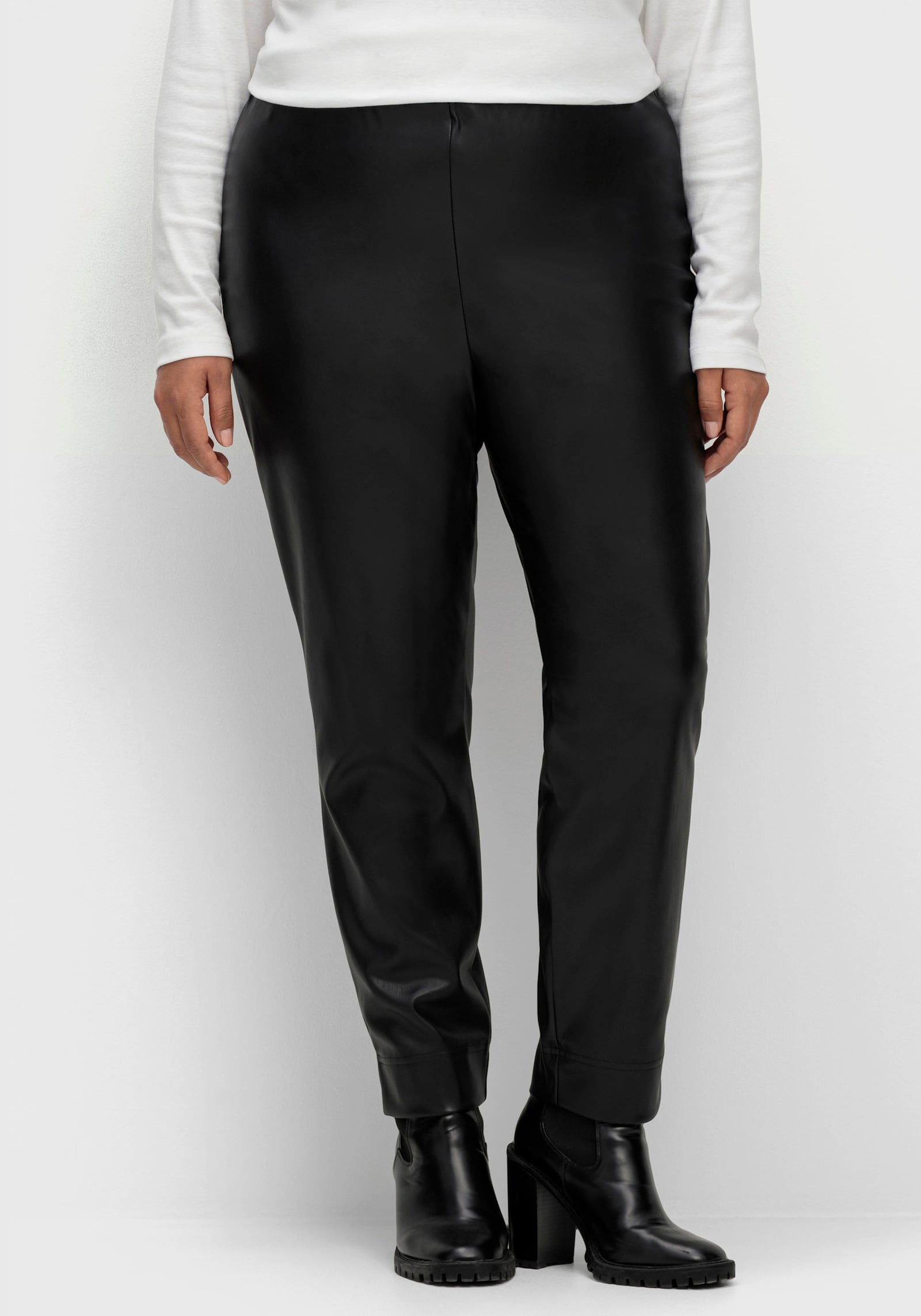 Lederimitathose in schmaler Schnittform - schwarz