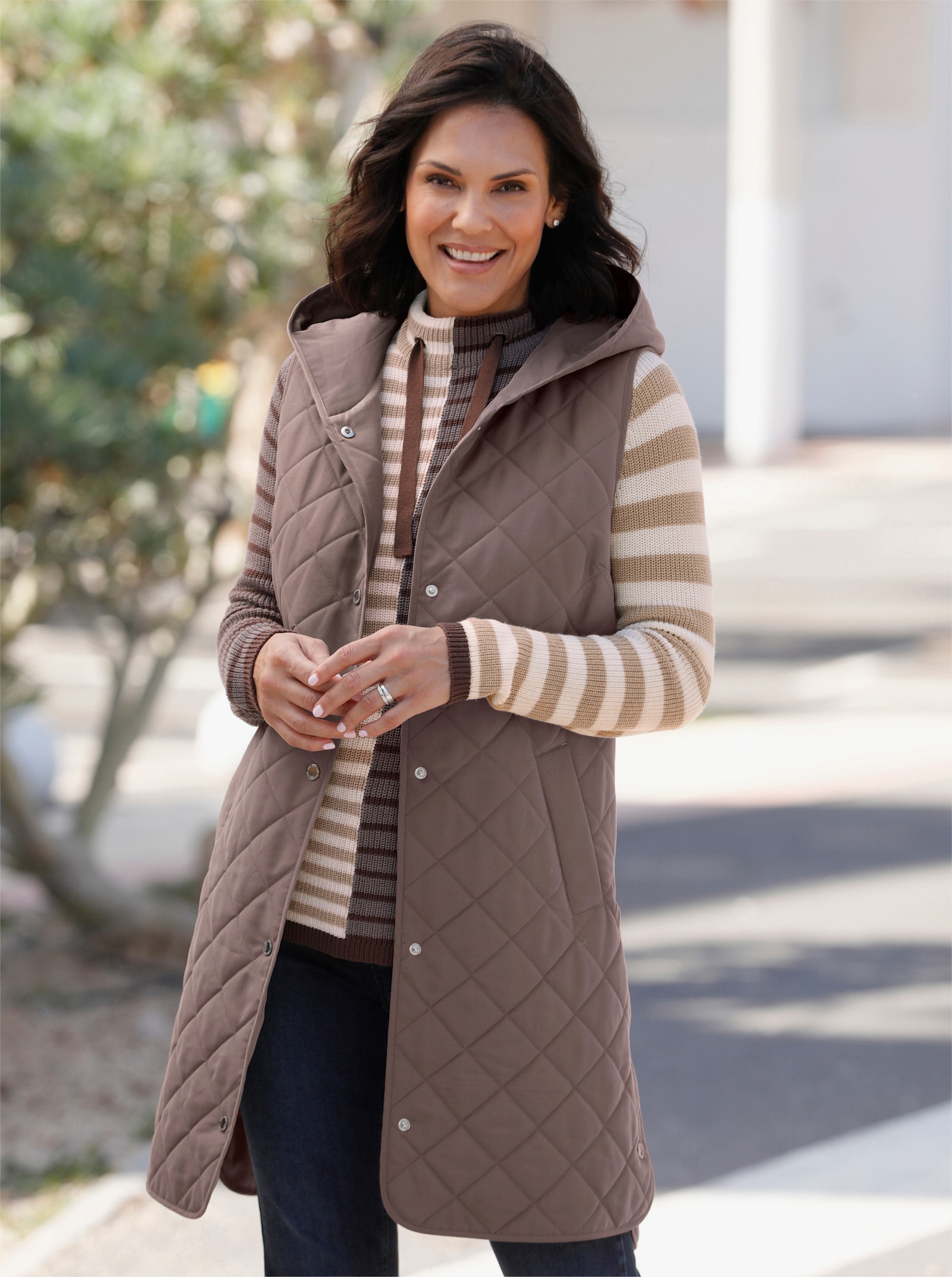 Lange bodywarmer met ruitstiksels - donkertaupe