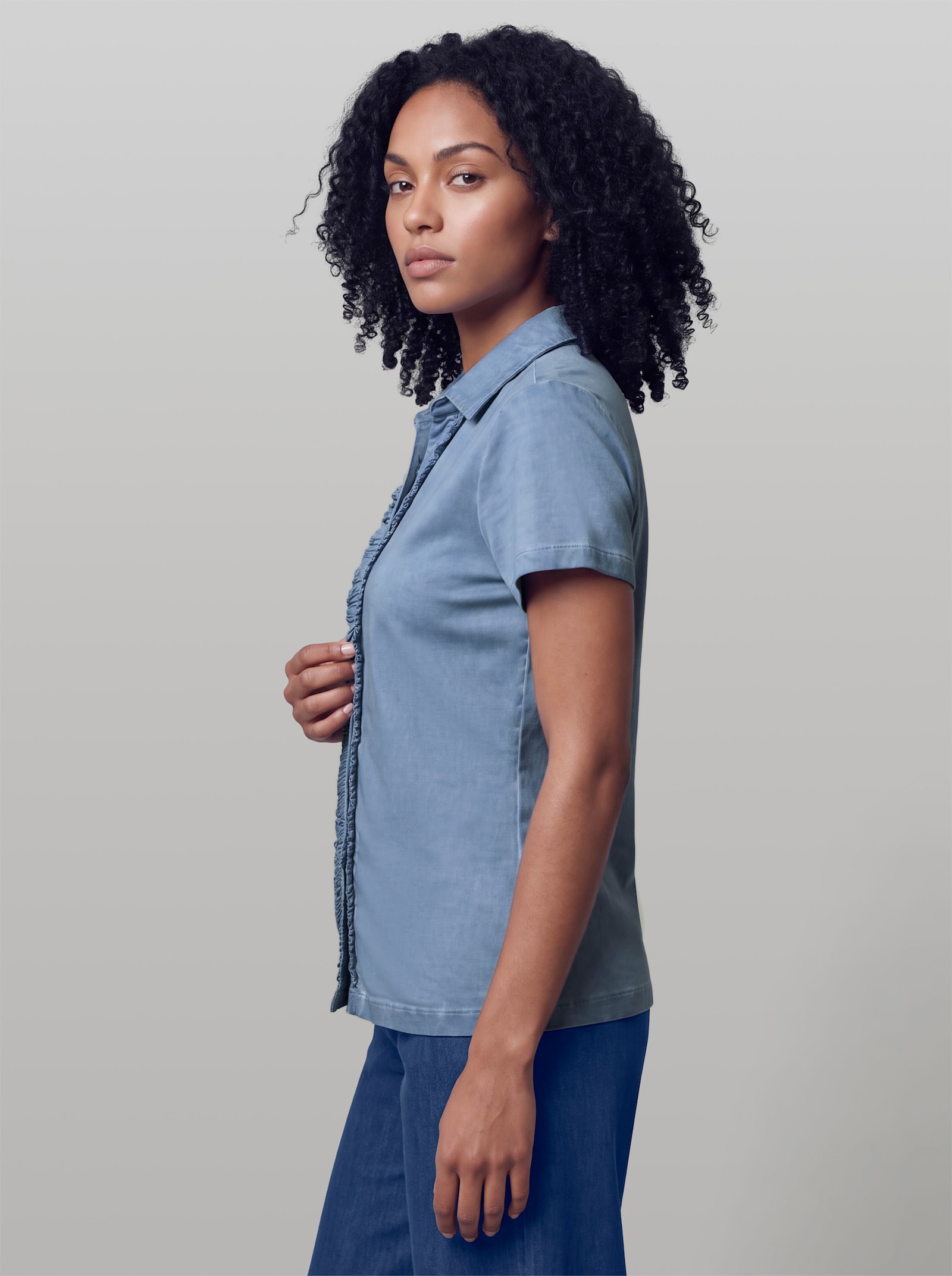heine V-Shirt mit Rüschen - bleu