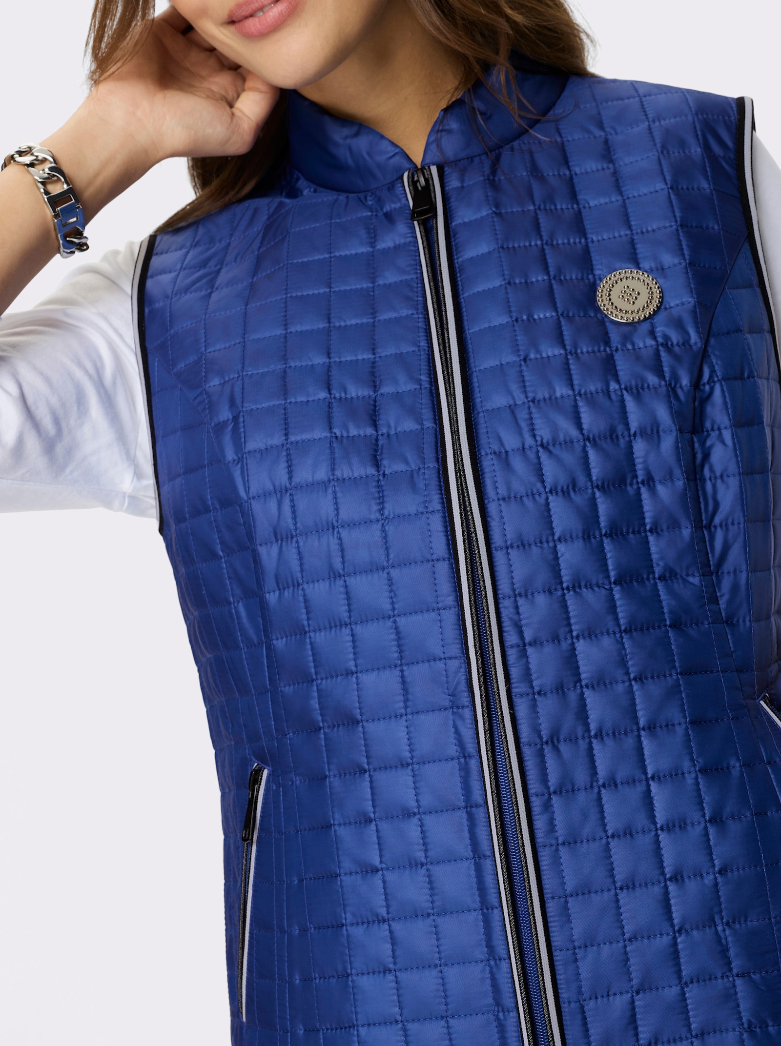 Prošívaná vesta s kontrastními paspulkami - královská modrá