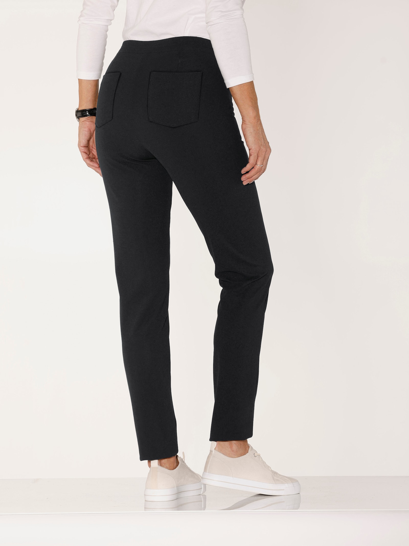 Schlupfhose in schmaler Schnittführung - schwarz