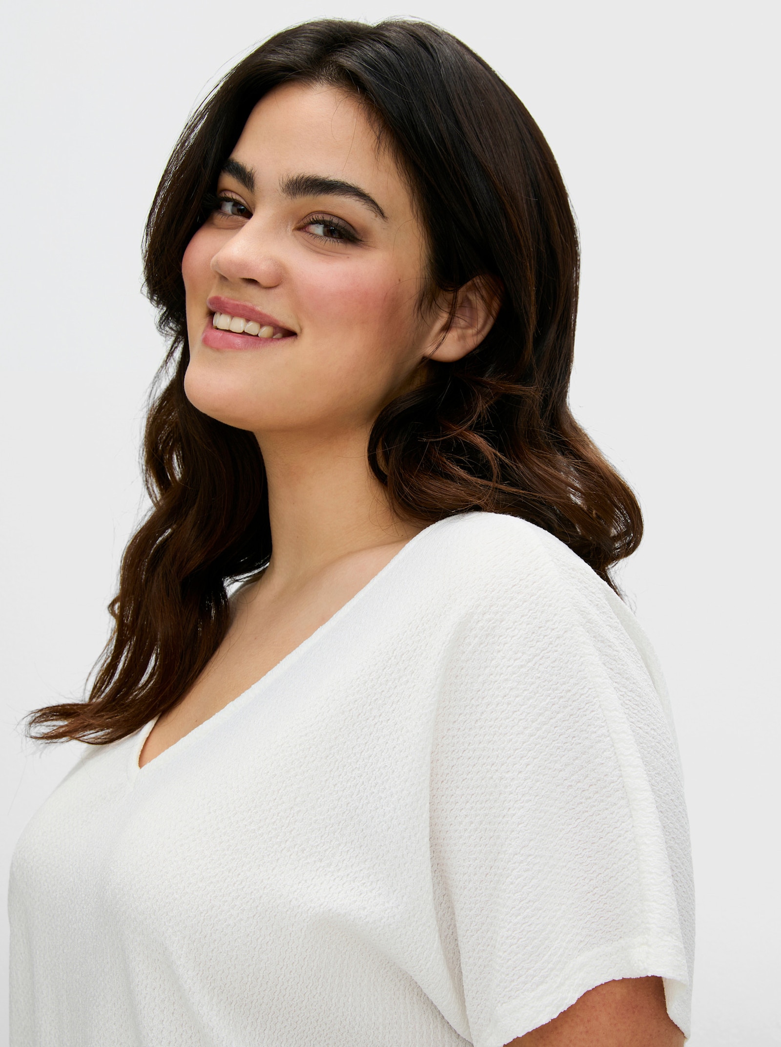 sheego V-Shirt aus Struktur-Jersey, mit Gummizugsaum - weiß