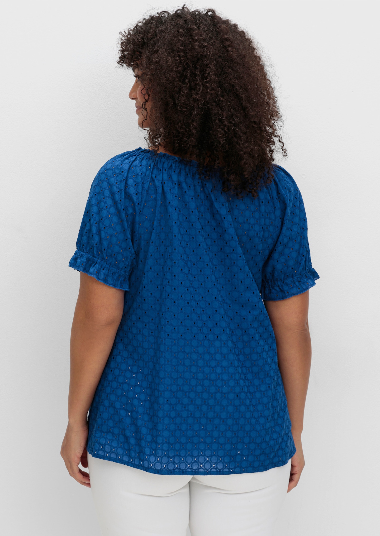 sheego by Joe Browns Blouse met korte mouwen, ajourwerk en carmenhals - bosbes