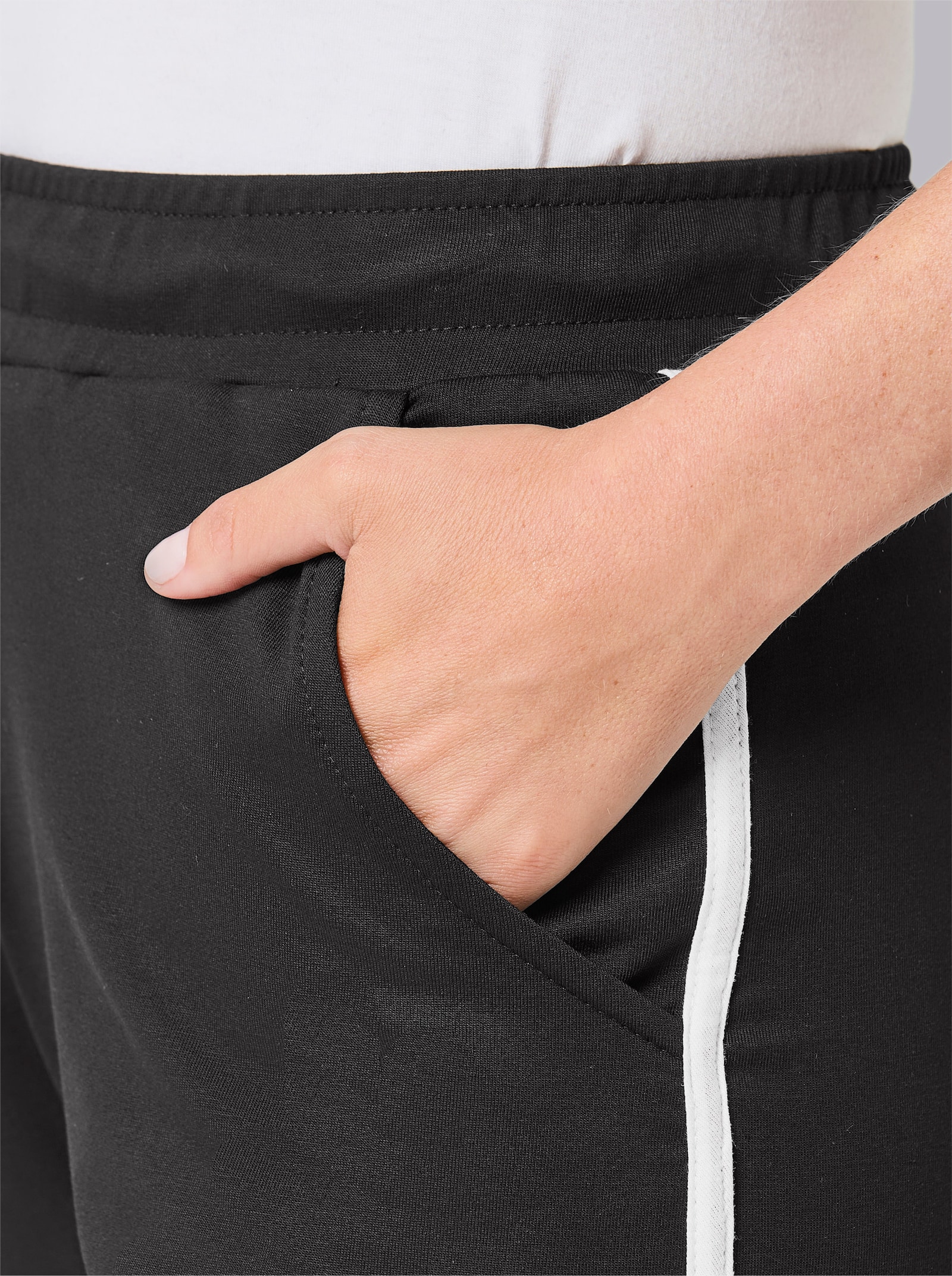 Dehnbund-Hose mit Kontrastpaspeln - schwarz-weiß