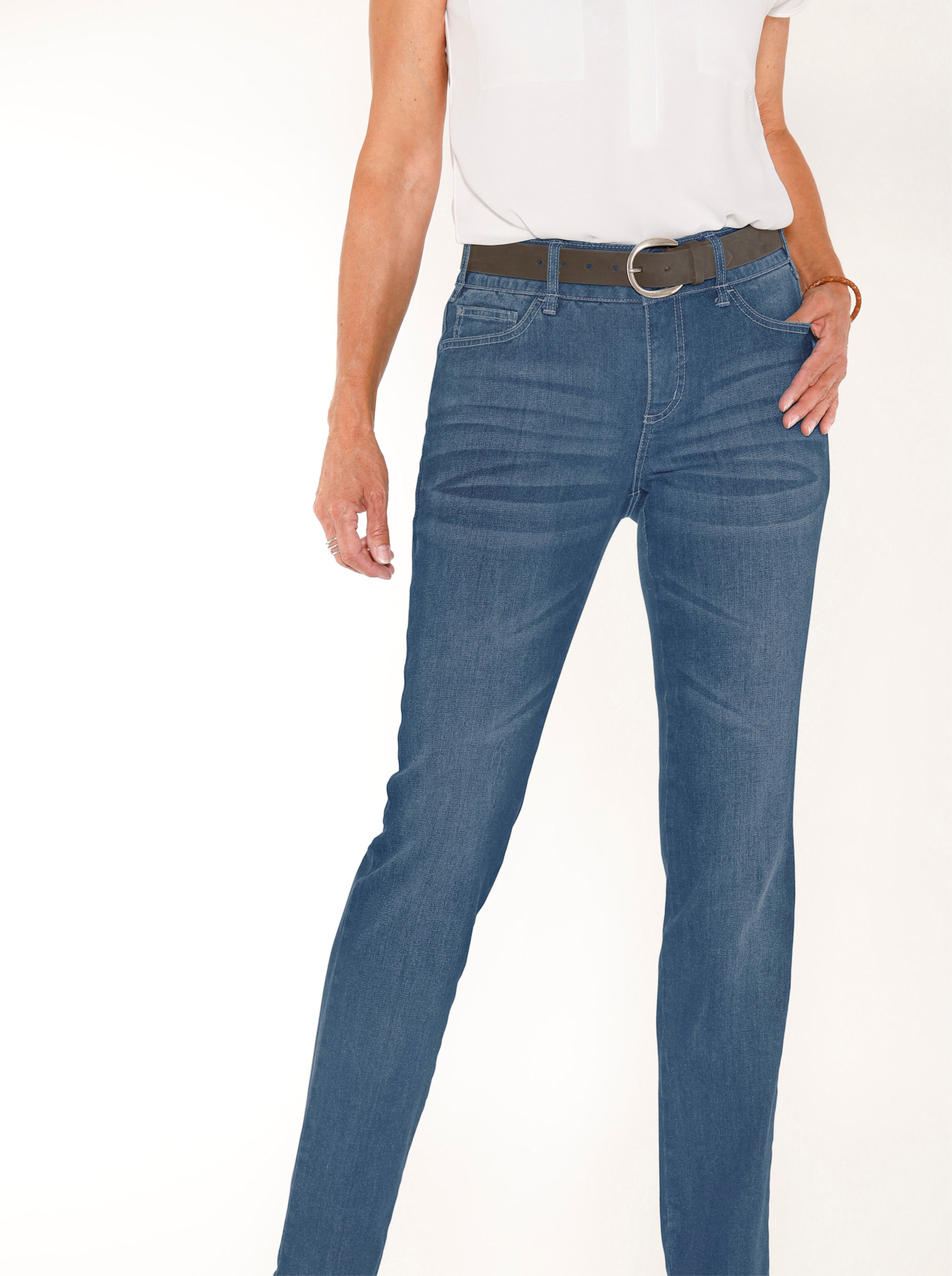 Pocket  günstig Kaufen-Jeans in blue-stone-washed von heine. Jeans in blue-stone-washed von heine <![CDATA[Die sitzt einfach perfekt und mogelt sogar optisch ein paar Kilo weg! Jeans in 5-Pocket-Form mit Nietenverzierung an den Taschen. Mit angenehm breitem Bund, Gürtelschlauf