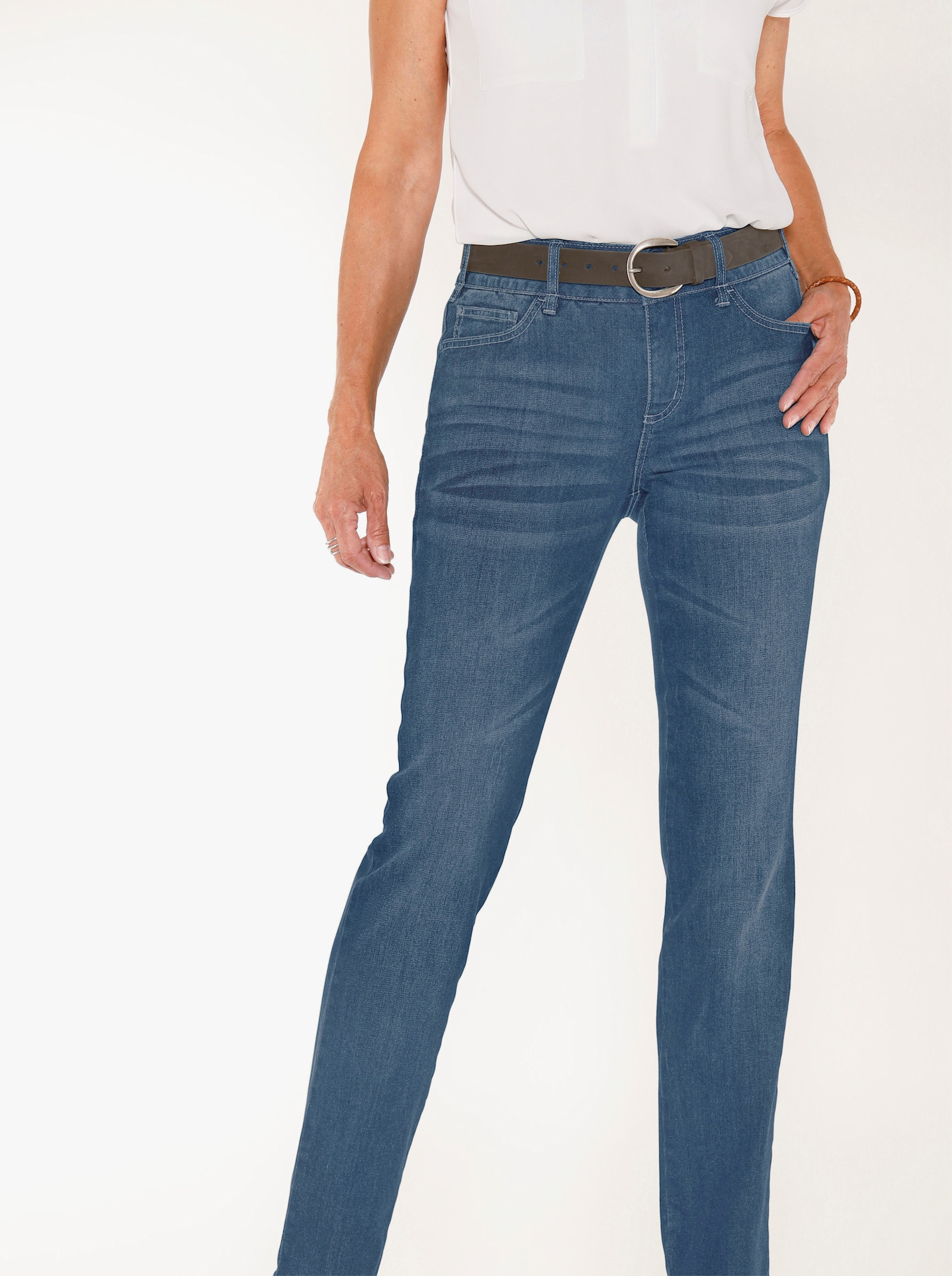 Jeans mit Nieten an den Taschen - blue-stone-washed