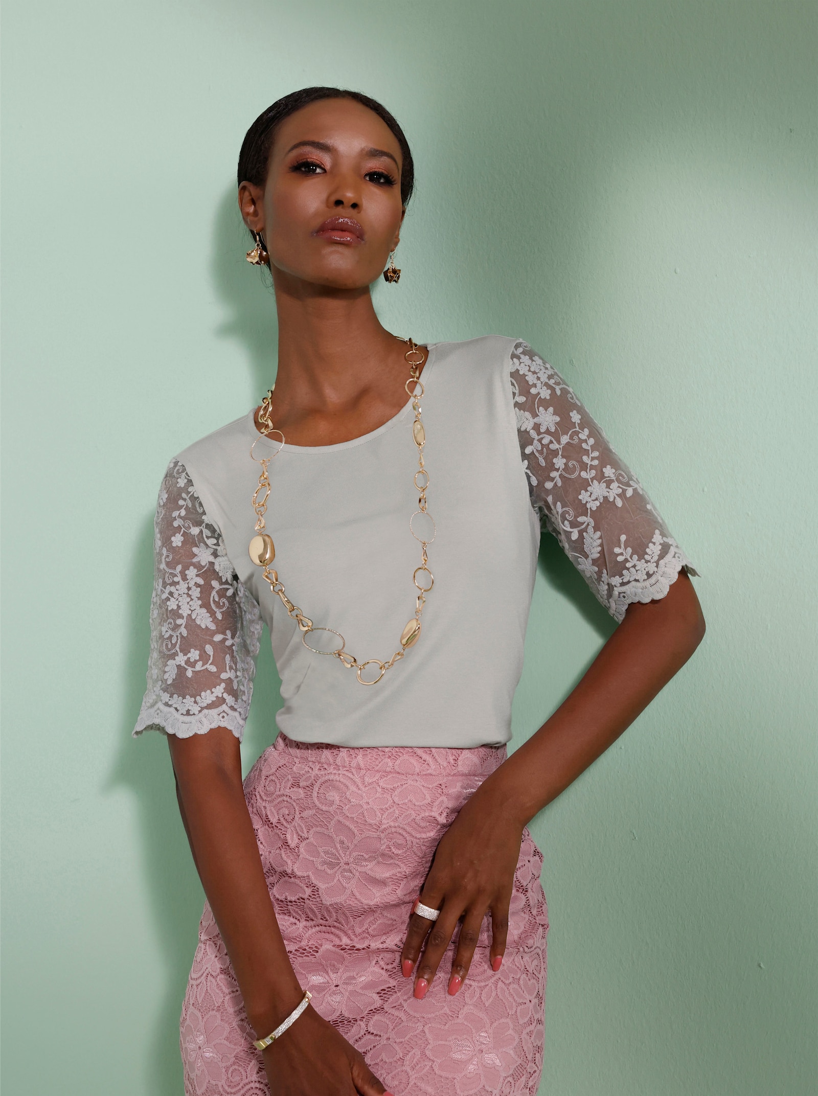 Kurzarmshirt mit floraler Spitze - hellgrau