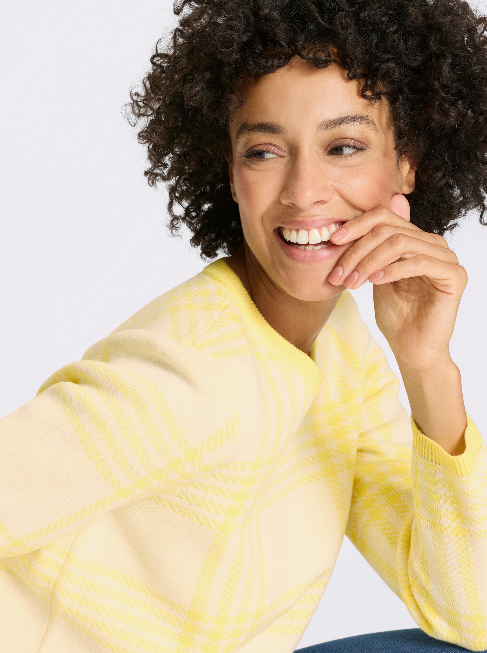 Pulóver, okr. výstrih, vzor káro-žakár - Citrónovo-svetlobéžový vzor