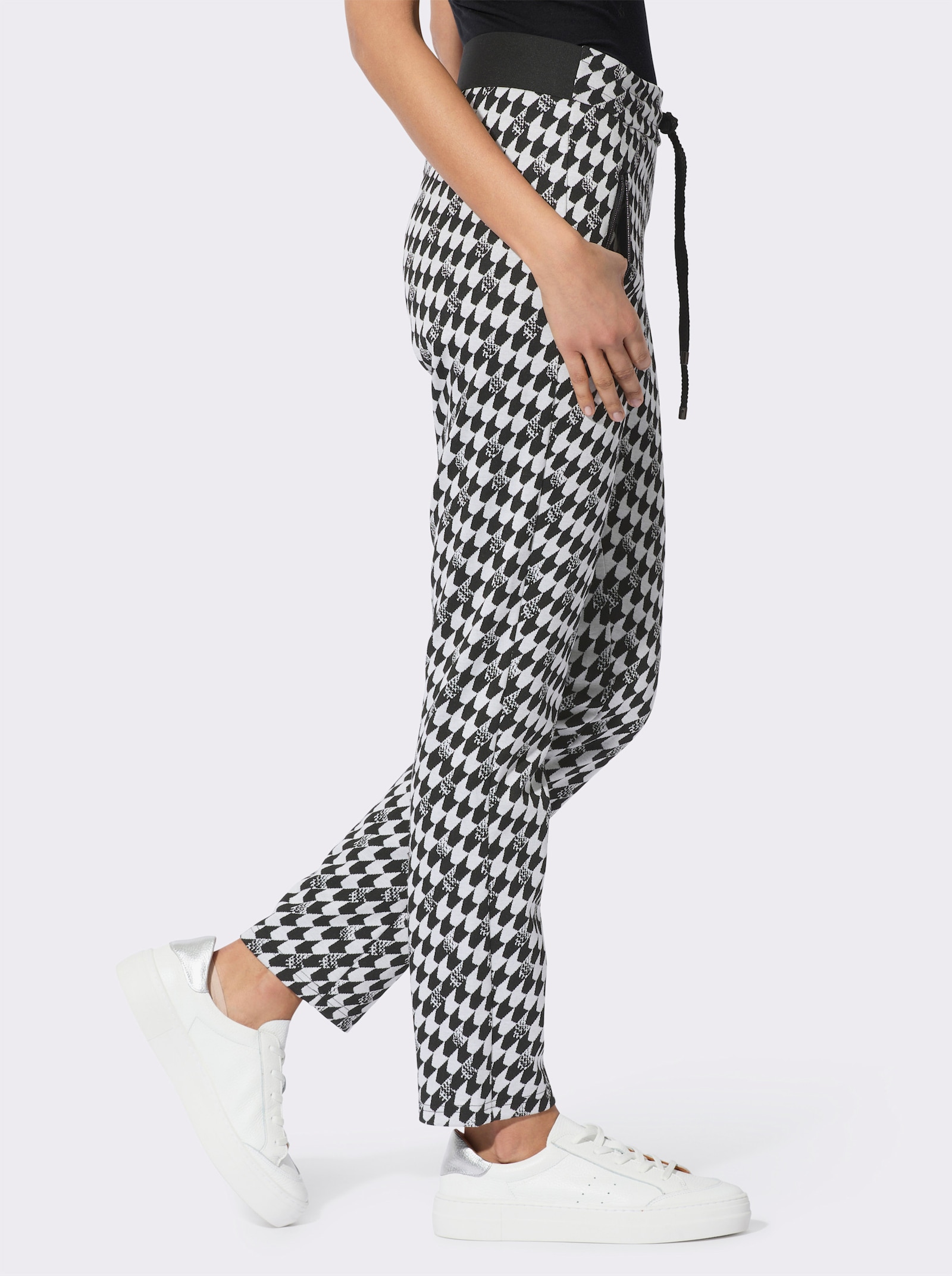Pantalon en jersey avec motif jacquard contrasté - noir-blanc à motifs