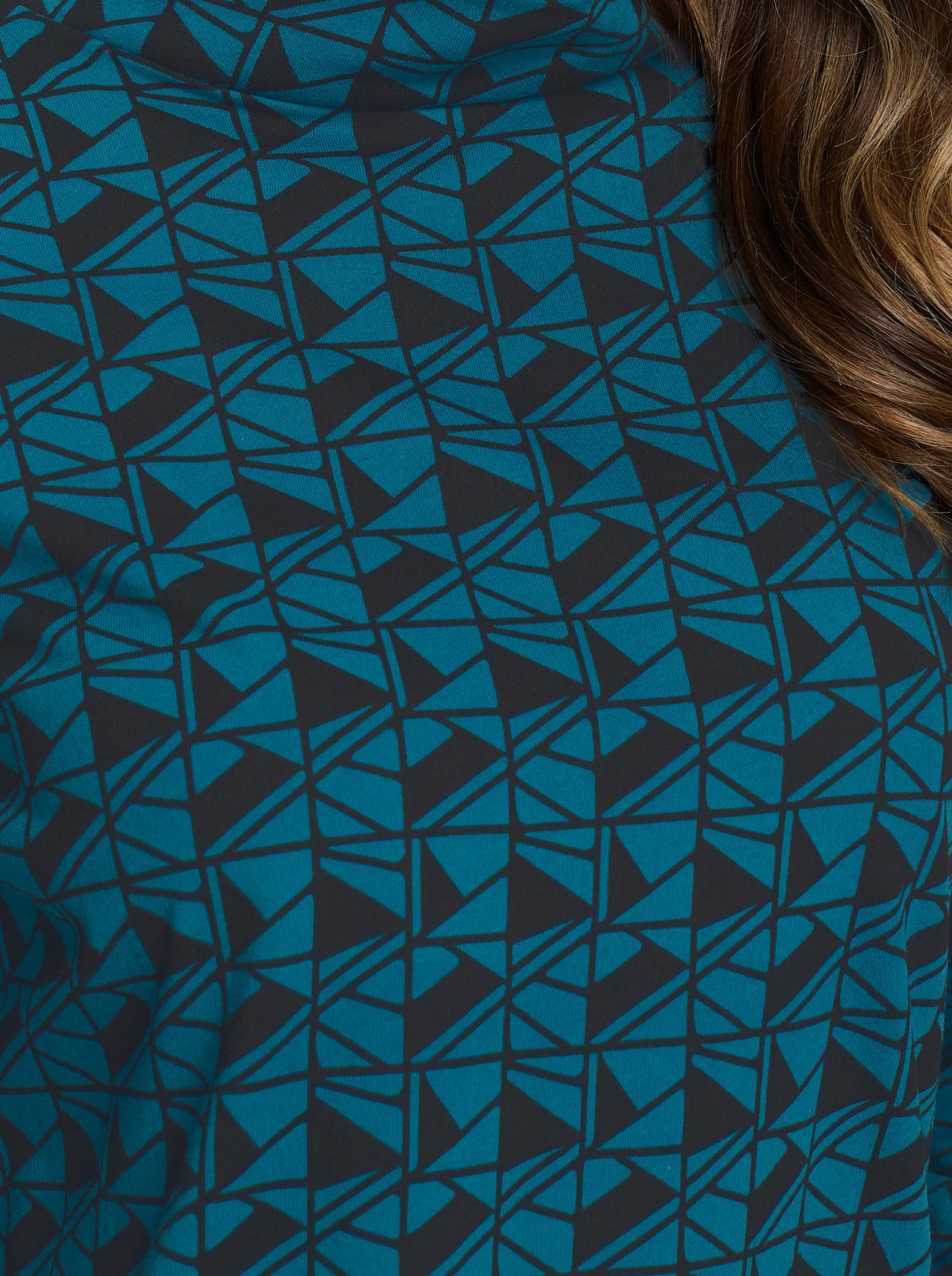 Stehkragenshirt im grafischen Minimal-Dessin - aquapetrol-schwarz-bedruckt