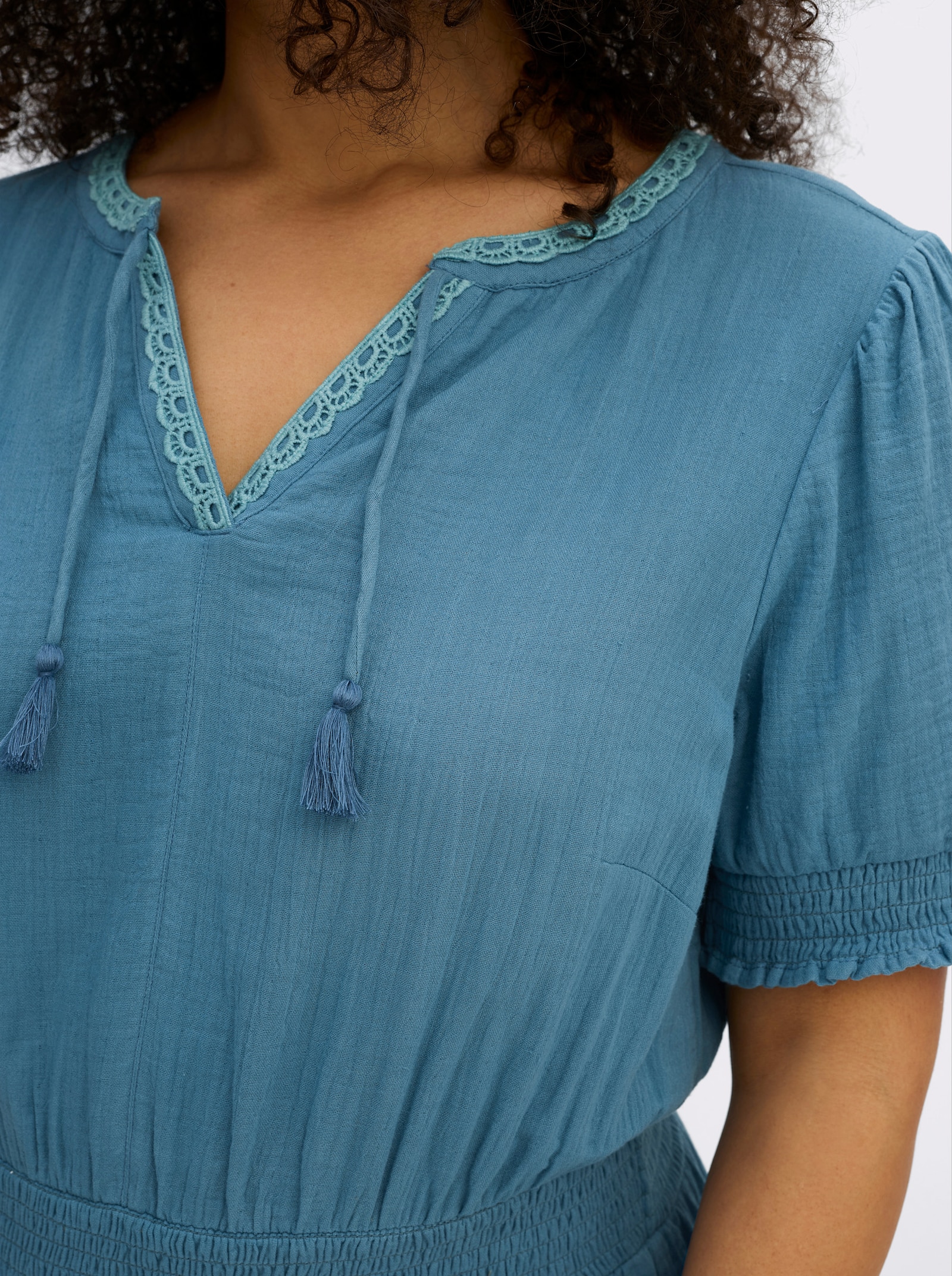 sheego Tunikakleid mit V-Ausschnitt und Bindebändern - topas-ozean