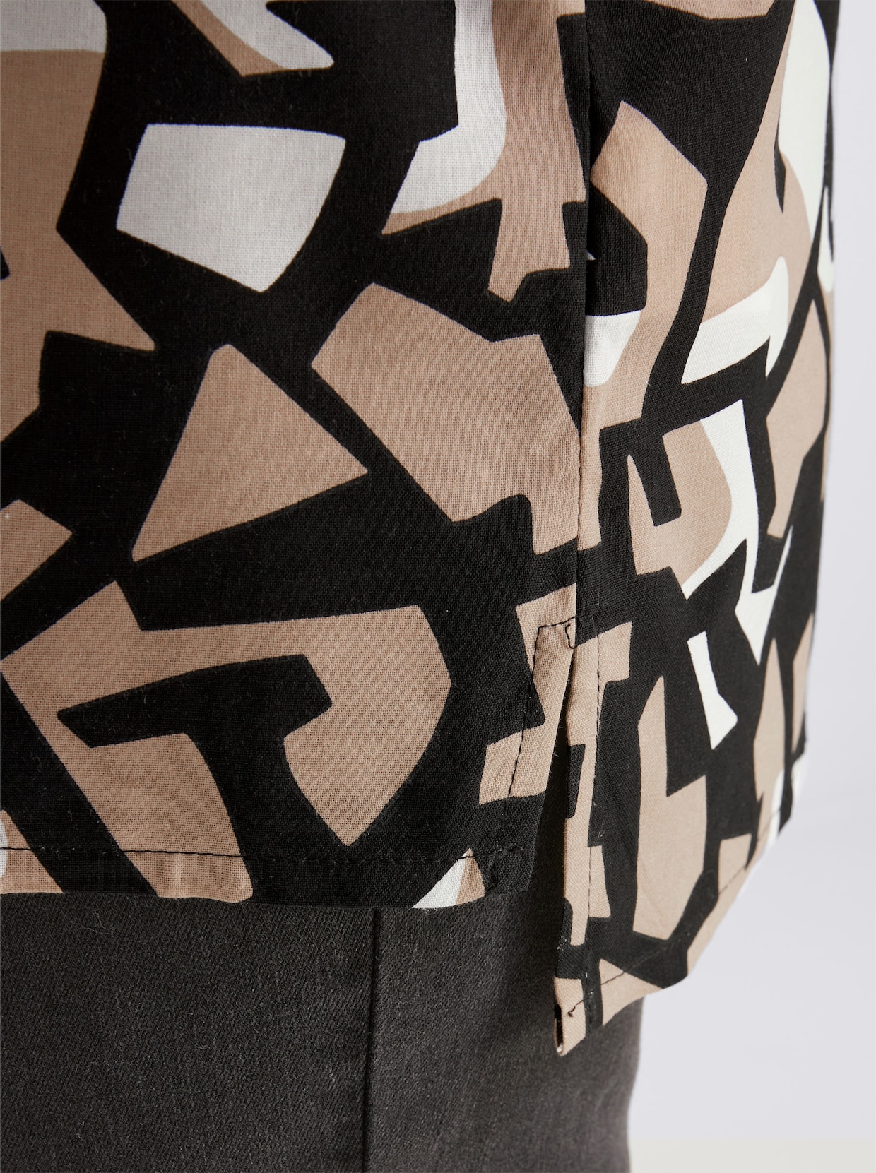 Druckbluse mit Falten am Ausschnitt - beige-schwarz-bedruckt