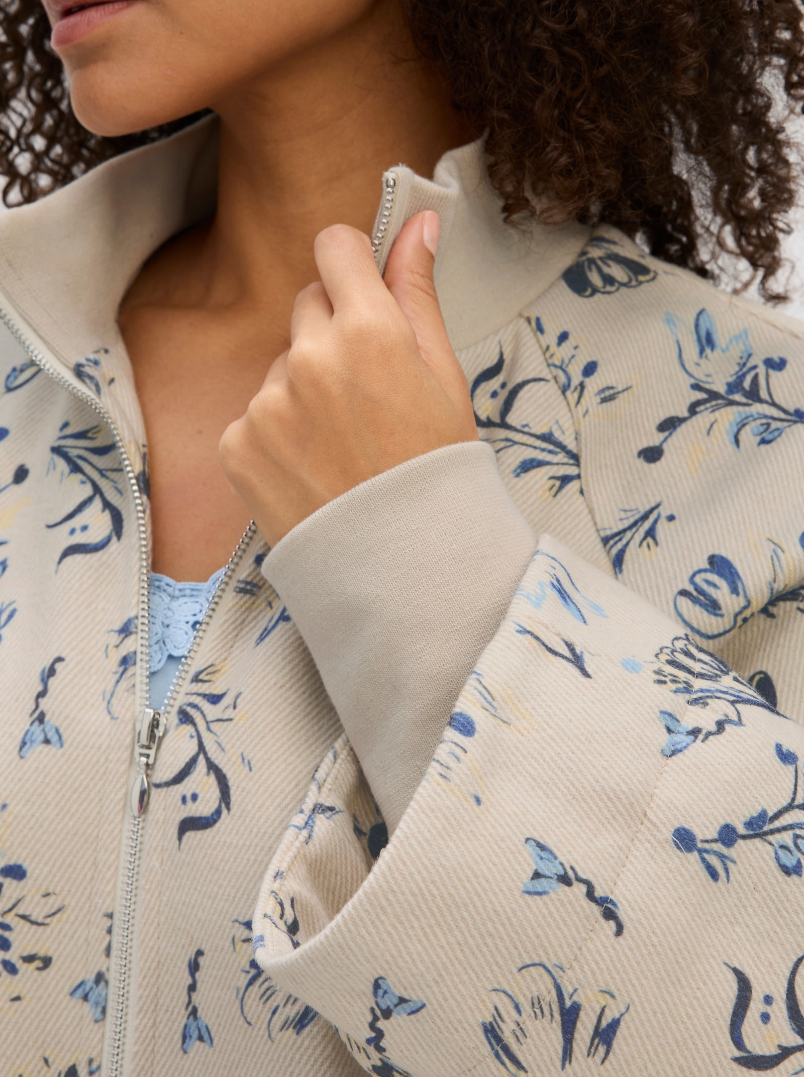 sheego Cape mit Blütenprint und Rippbündchen - champagner-rauchblau-gemustert