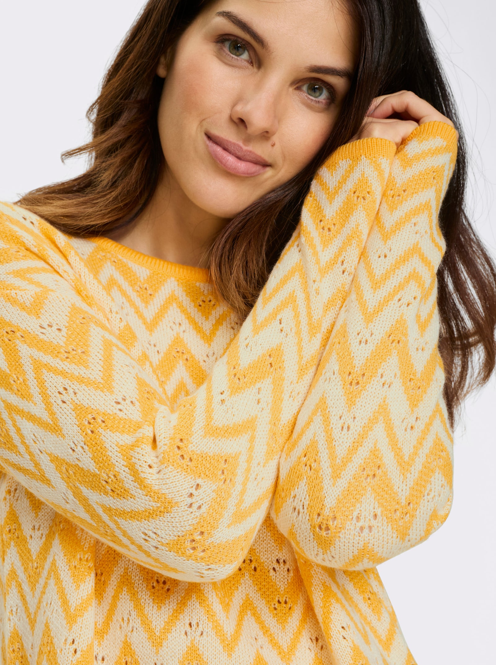 Lange pullover met zigzag- en ajourpatroon - geel/wit gedessineerd