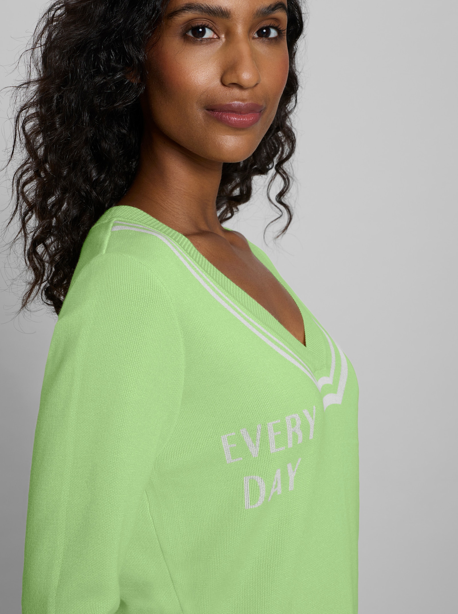 heine Pullover mit tiefem V-Ausschnitt - reseda-ecru