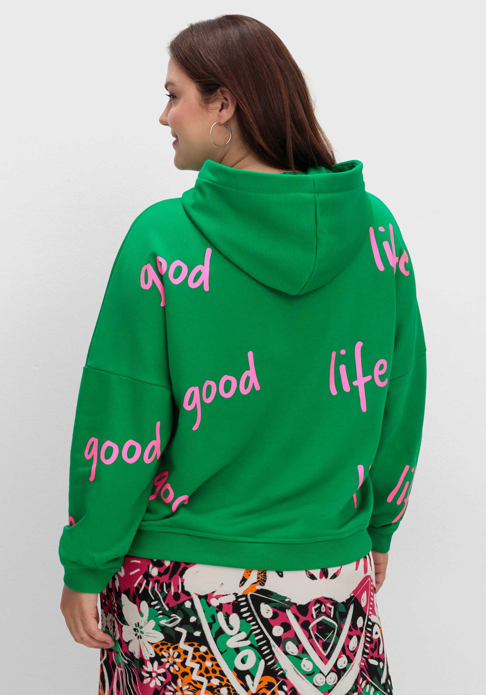 sheego loves miss goodlife Kapuzensweatshirt mit Smiley-Druck und Glitzersteinen - dunkelgrün-bedruckt