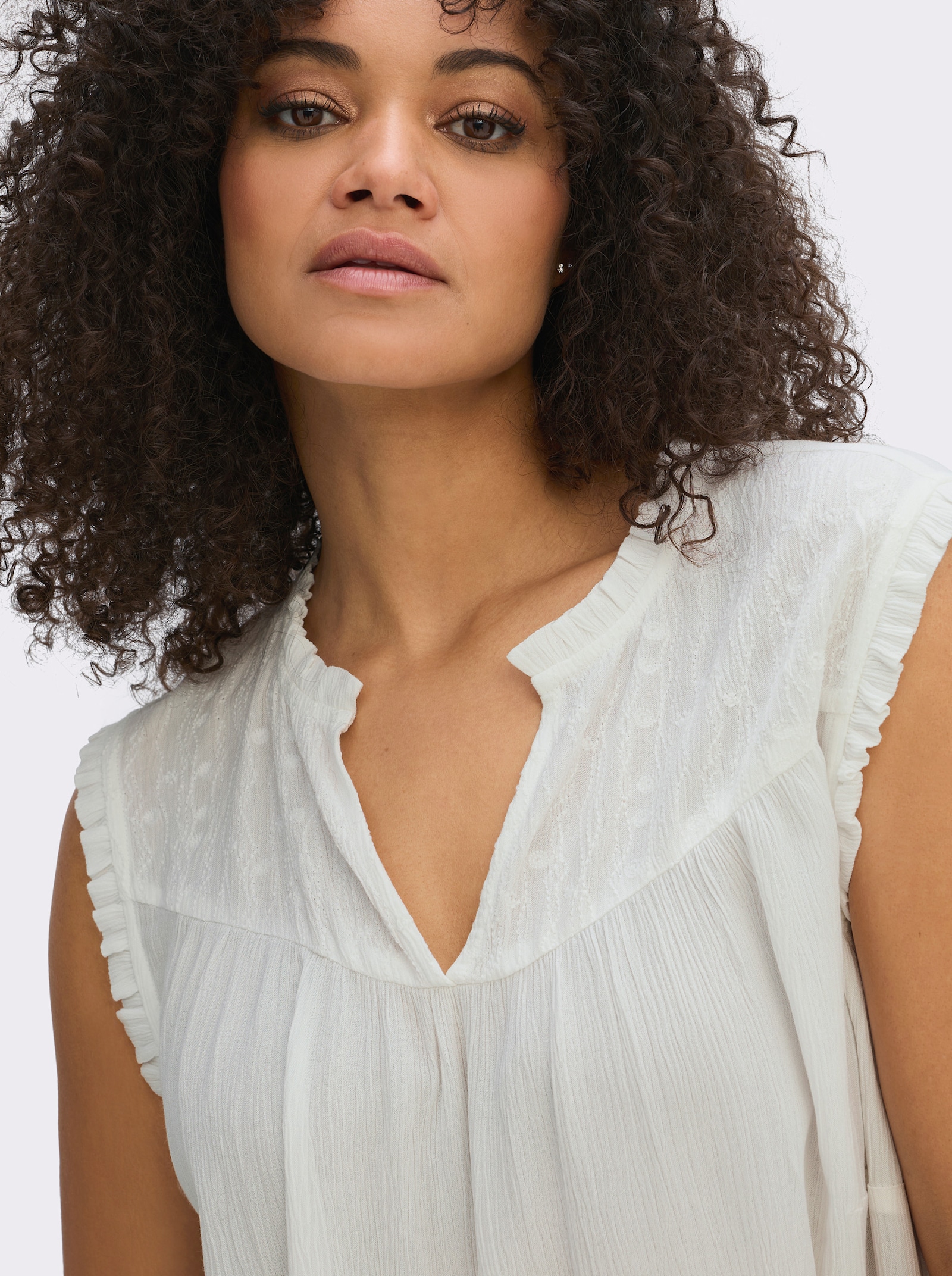 sheego Ärmellose Bluse mit Rüschen und Stickerei - ecru