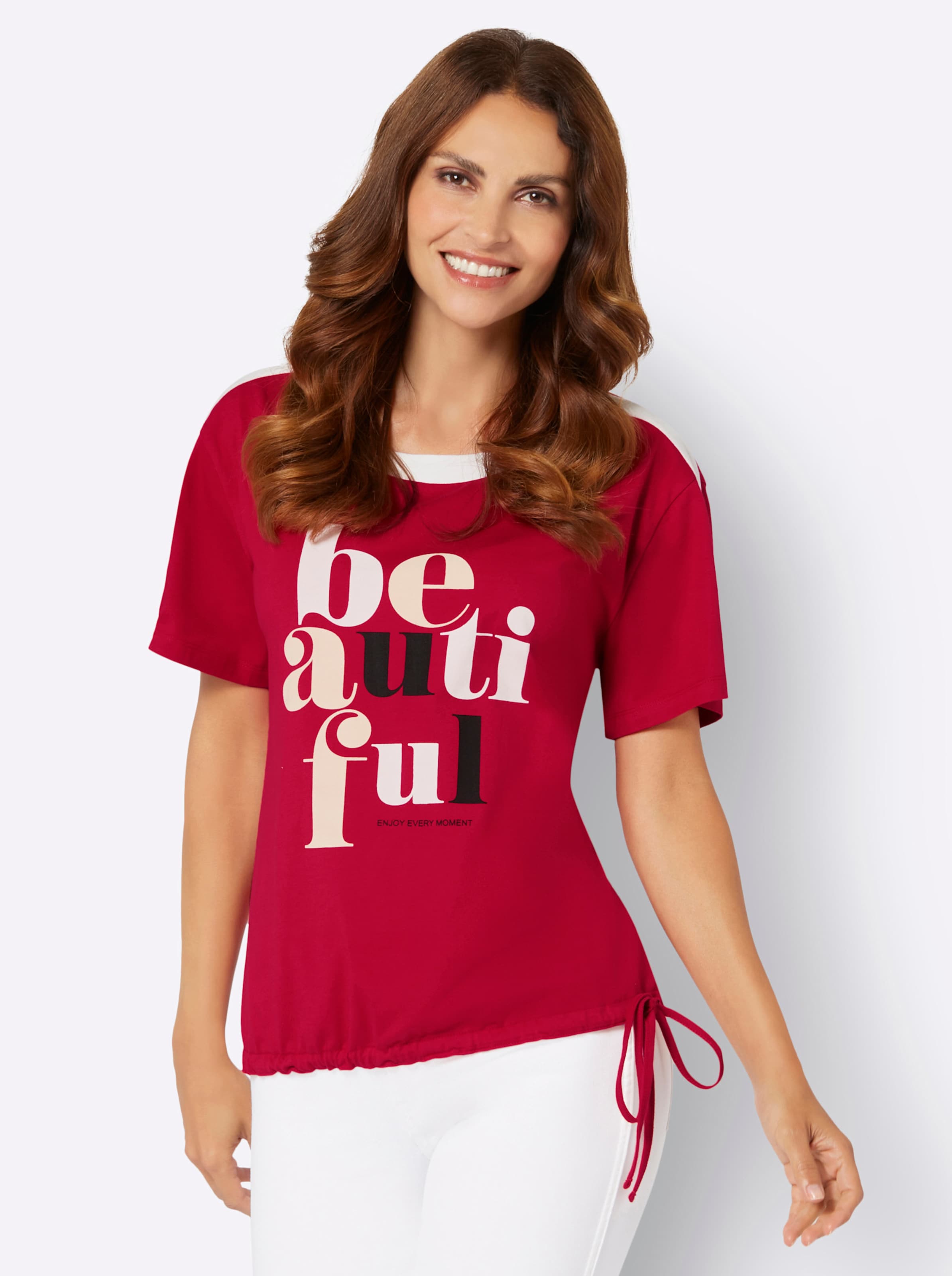 Lang Shirt  günstig Kaufen-Shirt in rot von heine. Shirt in rot von heine <![CDATA[Mit dem Shirt im angesagten Lettering-Druck im Vorderteil liegen Sie voll im Trend. Die Blende am Rundhals-Ausschnitt und entlang der Schultern setzt sportive Akzente. Weitenregulierbar durch den Tun
