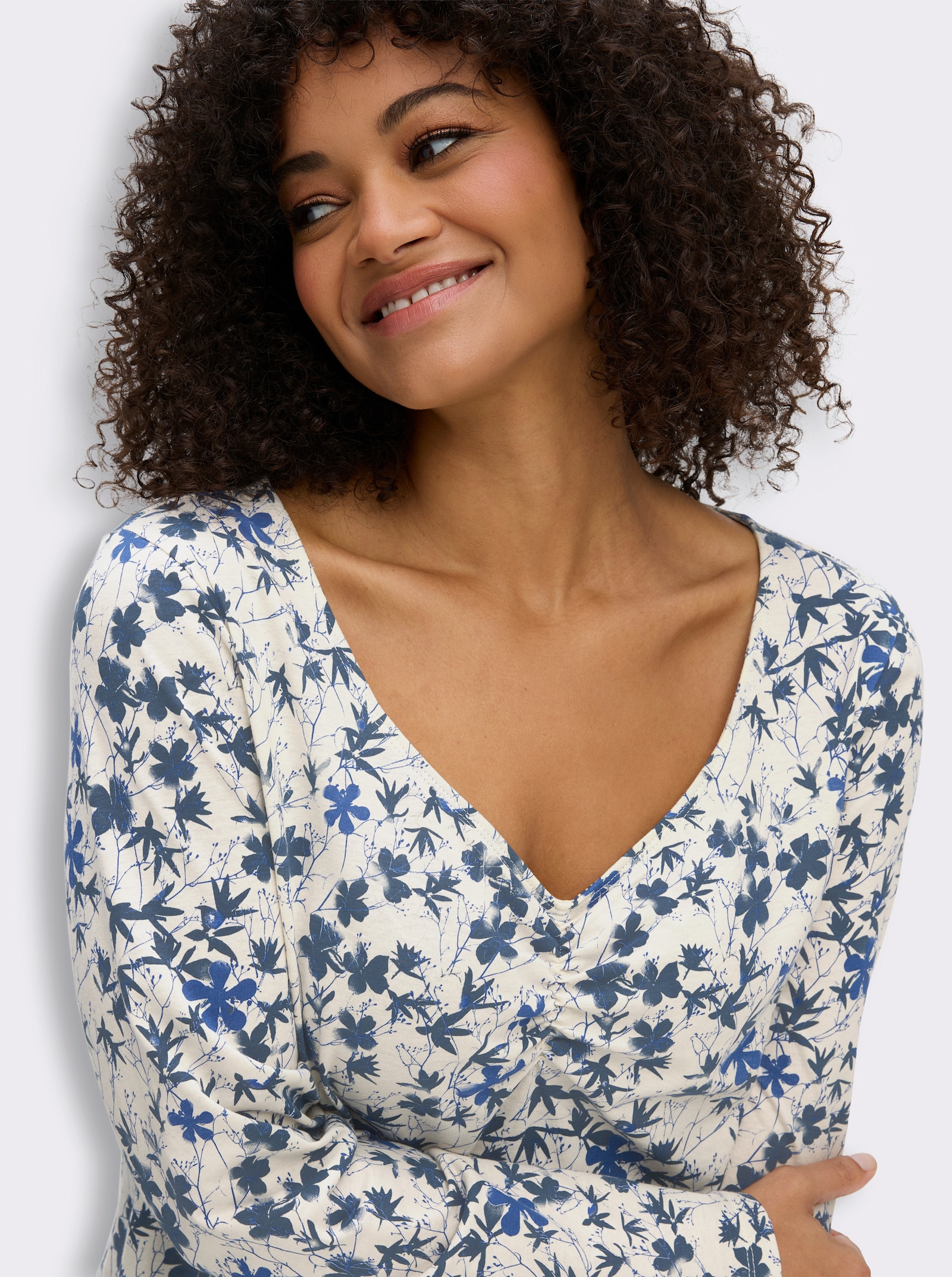 sheego Langarmshirt mit Raffung am Ausschnitt - champagner-rauchblau-gemustert