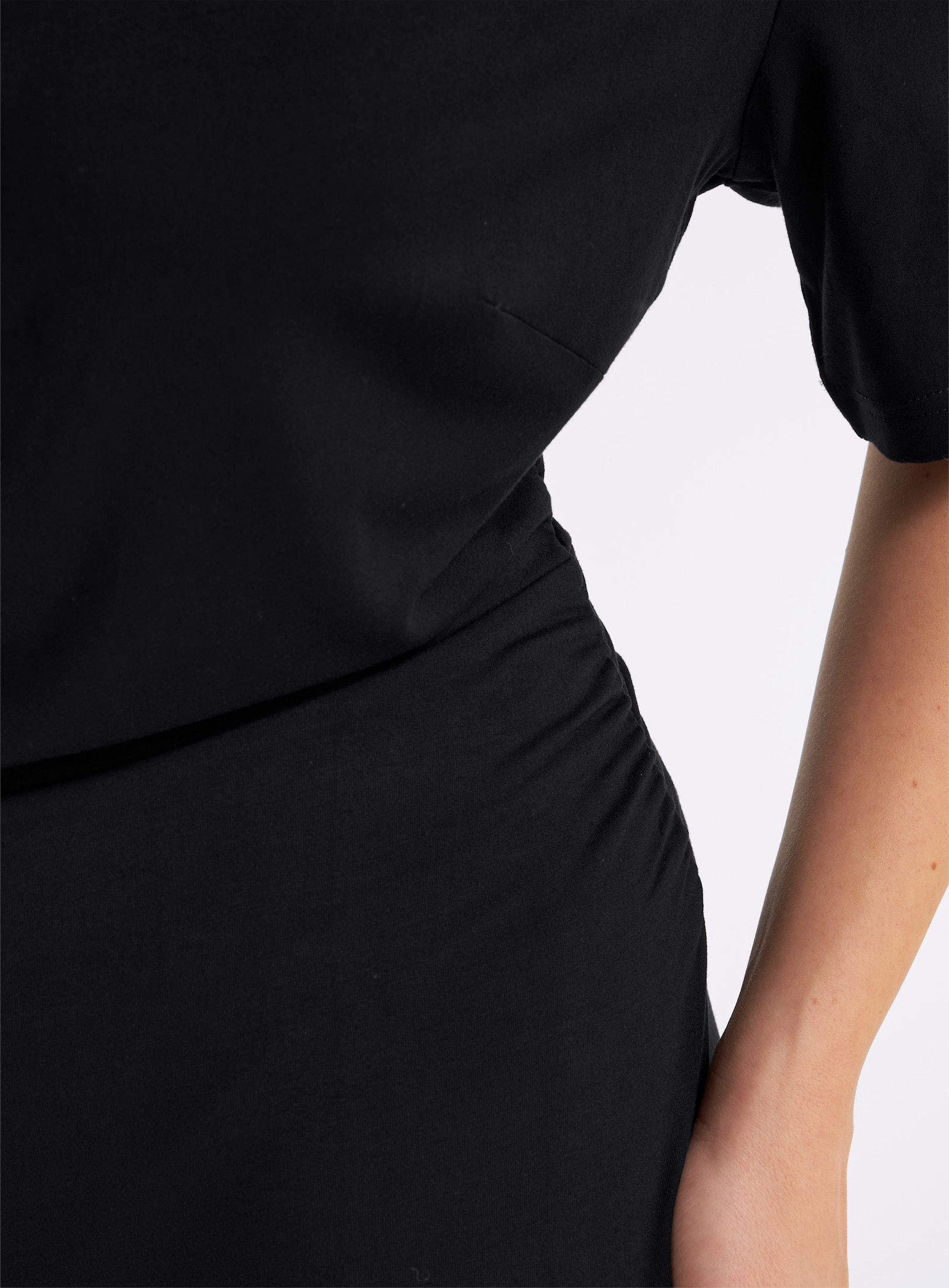 sheego Jerseykleid mit Wasserfall-Ausschnitt - schwarz