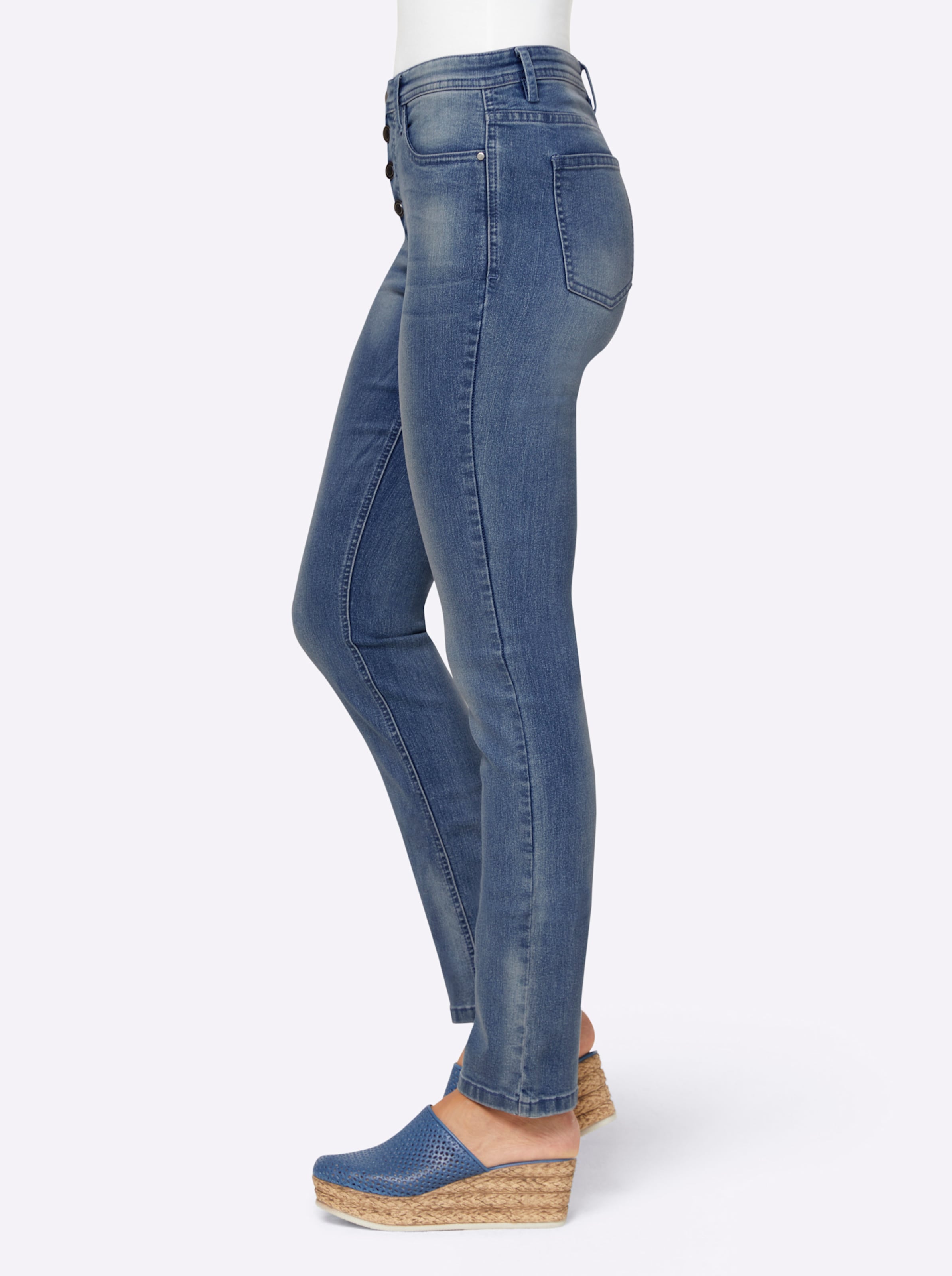 Bund Hose günstig Kaufen-Jeans in blue-bleached von heine. Jeans in blue-bleached von heine <![CDATA[Jeans Kombigeniale 5-Pocket-Hose mit Formbund und sichtbarer schräger Knopfleiste. Mit Stretch-Anteil. Normale Leibhöhe. Regular Fit. Fußweite ca. 36 cm. Unterstützt die Initi