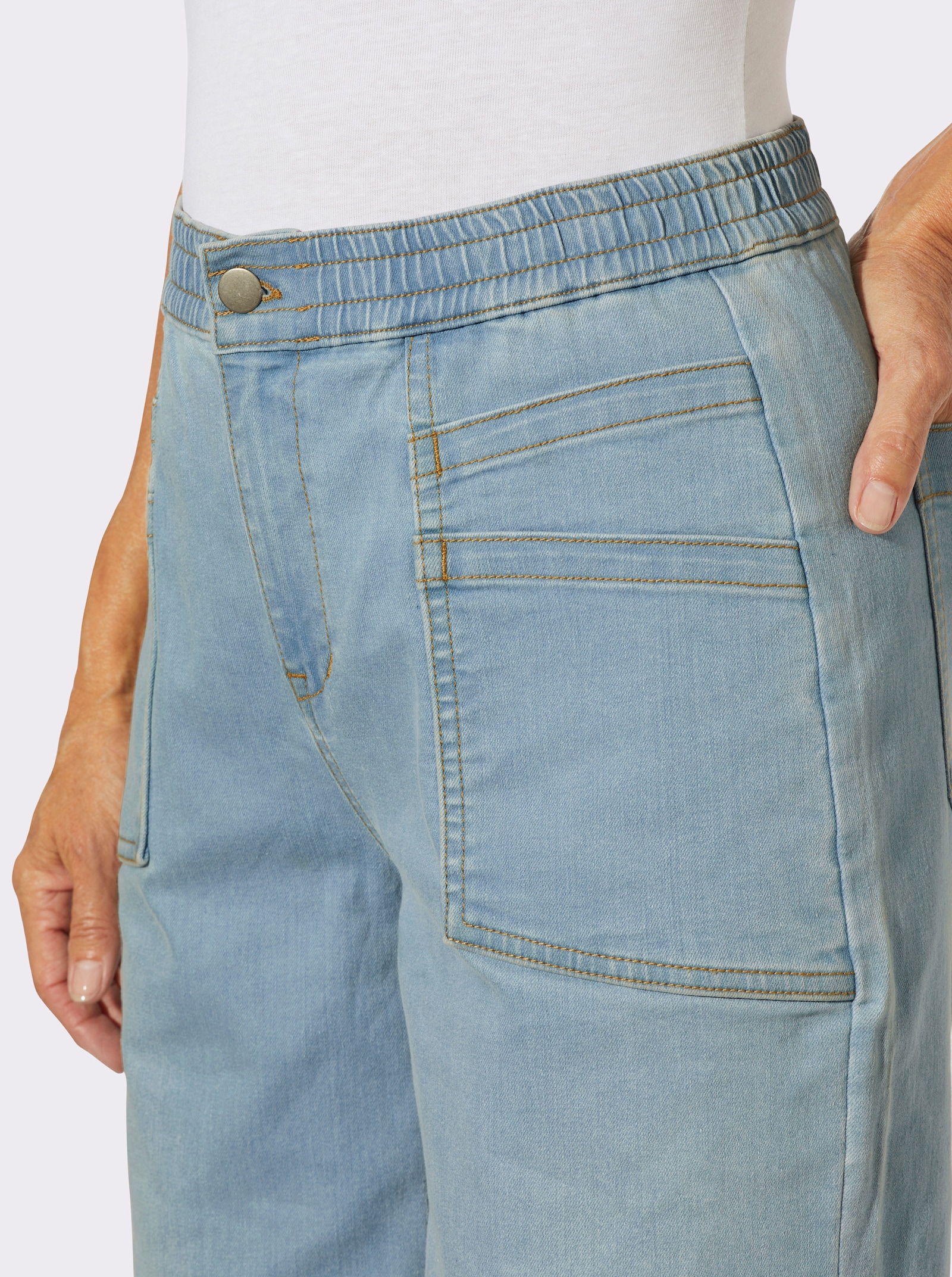 Jeans mit weit geschnittenen Beinen - blue-bleached