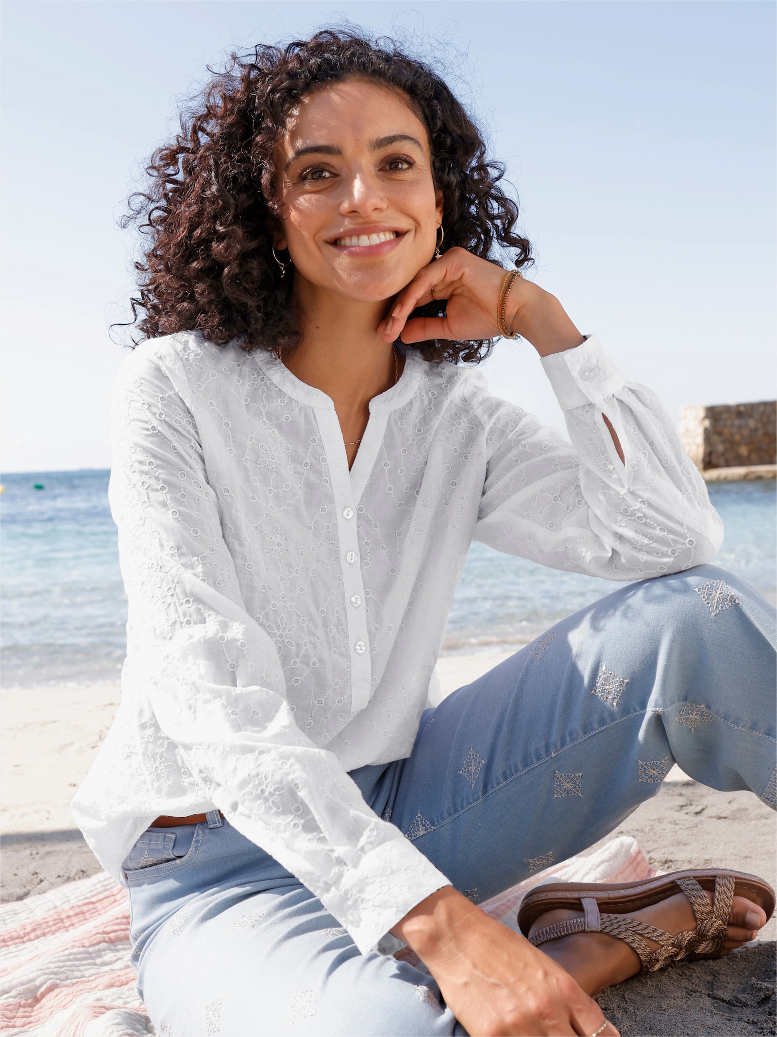 Baumwollbluse mit Stickerei rundum - weiß