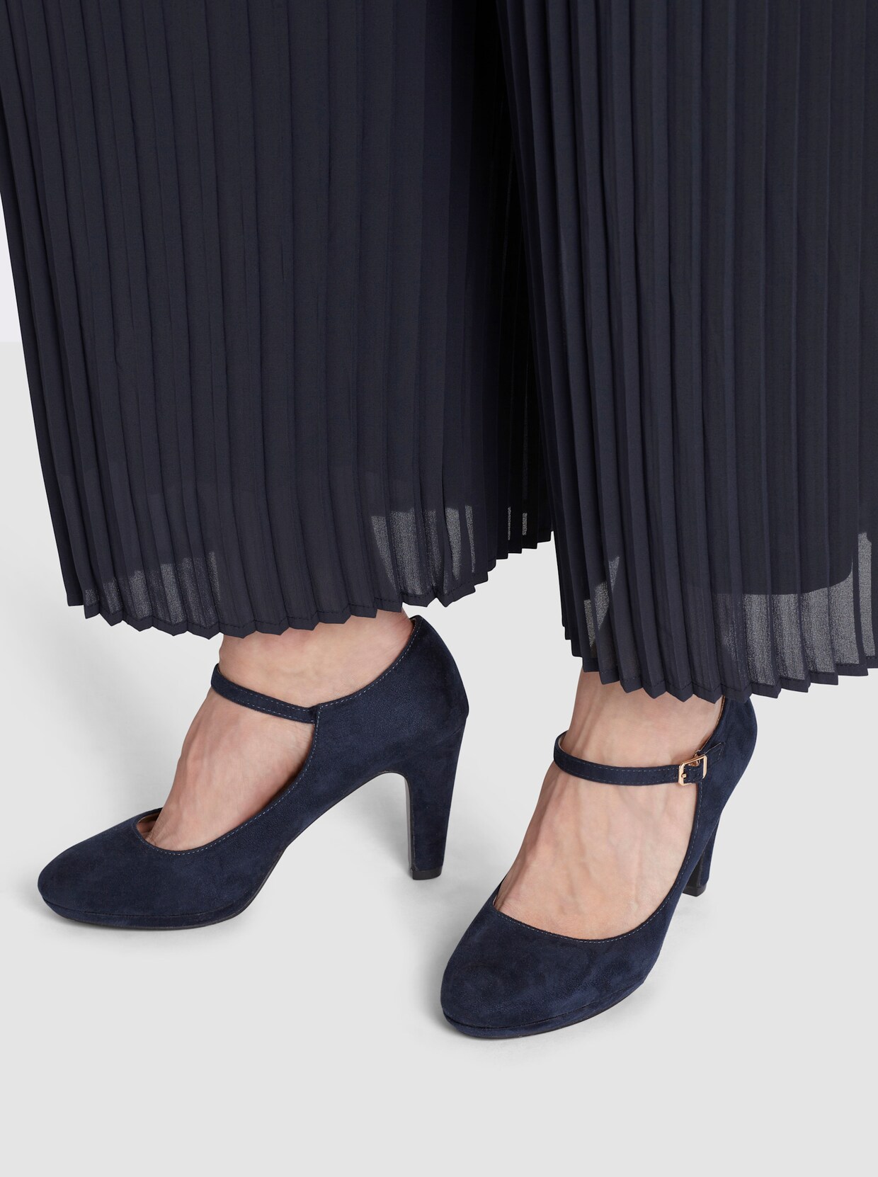 sheego Pantalon 7/8 à la qualité plissée fluide - bleu foncé