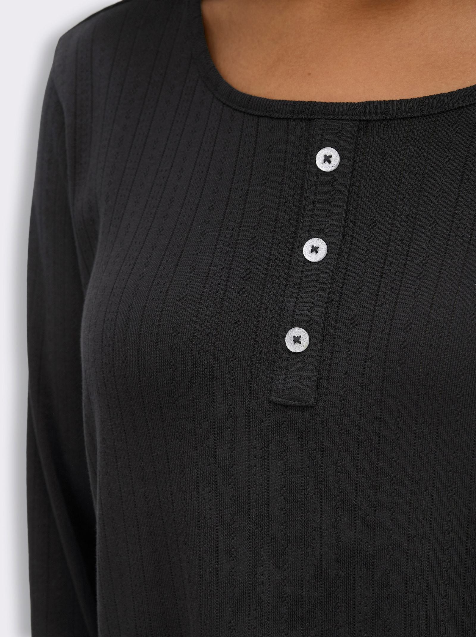 sheego Langarmshirt in Ajour-Qualität, mit Zierknöpfen - schwarz