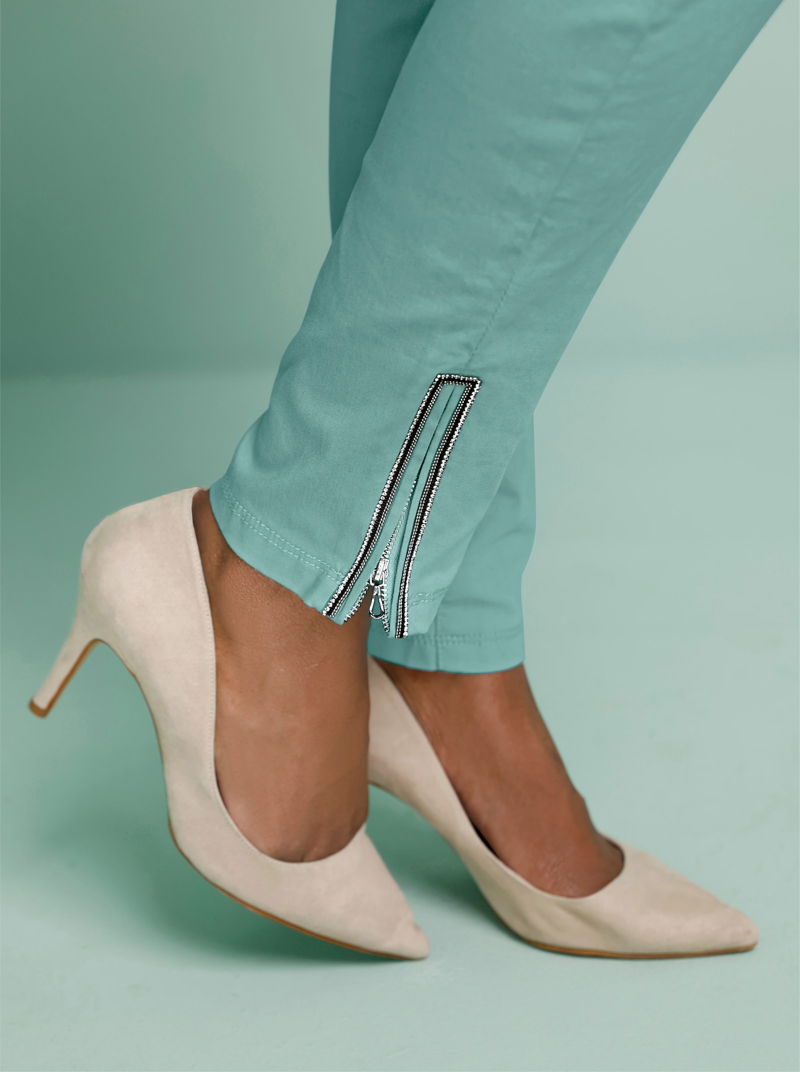 Jeans mit Reißverschluss am Bein - salbei