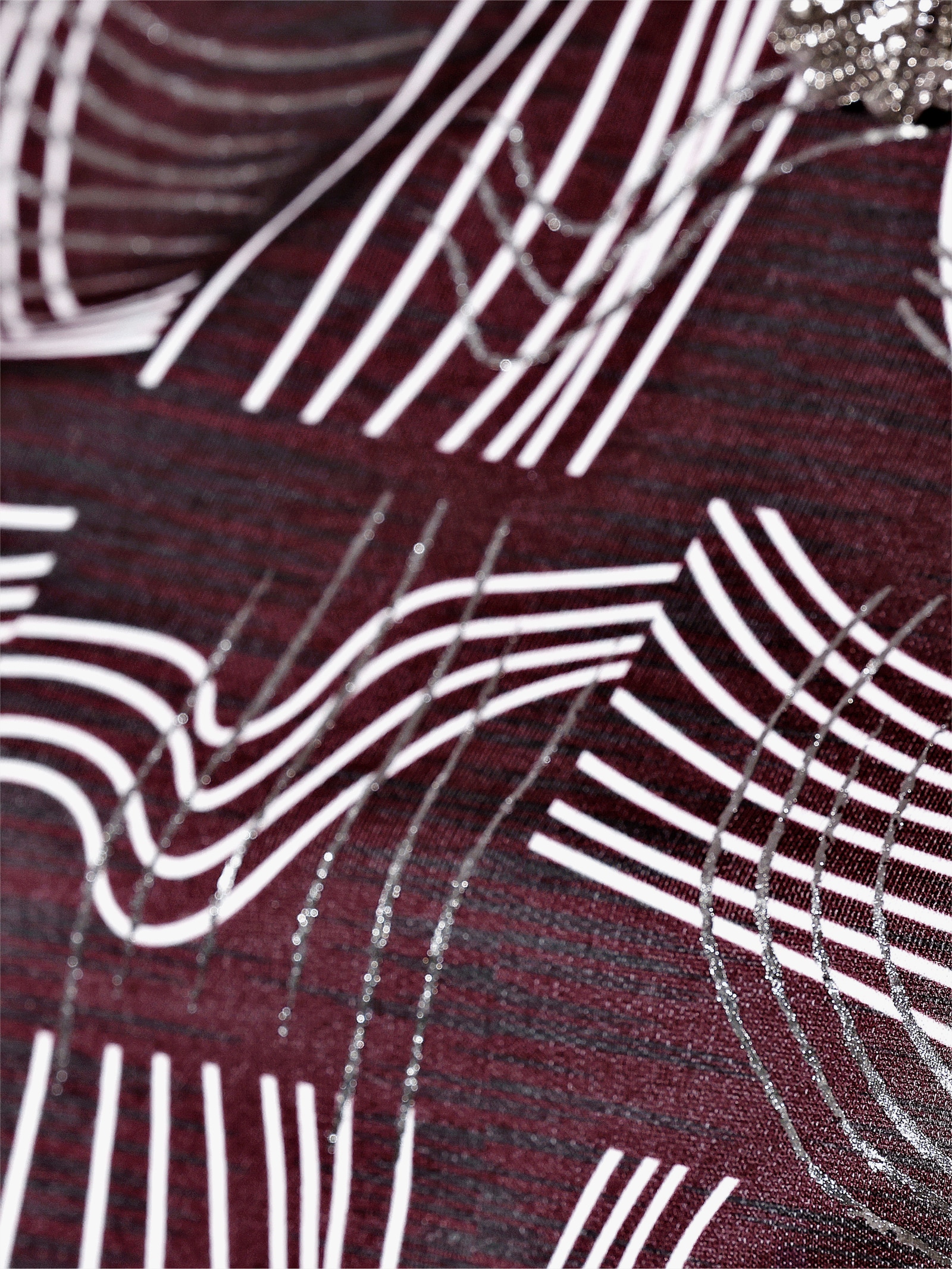 Shirt mit silberfarbigem Druck - burgund-ecru-gemustert