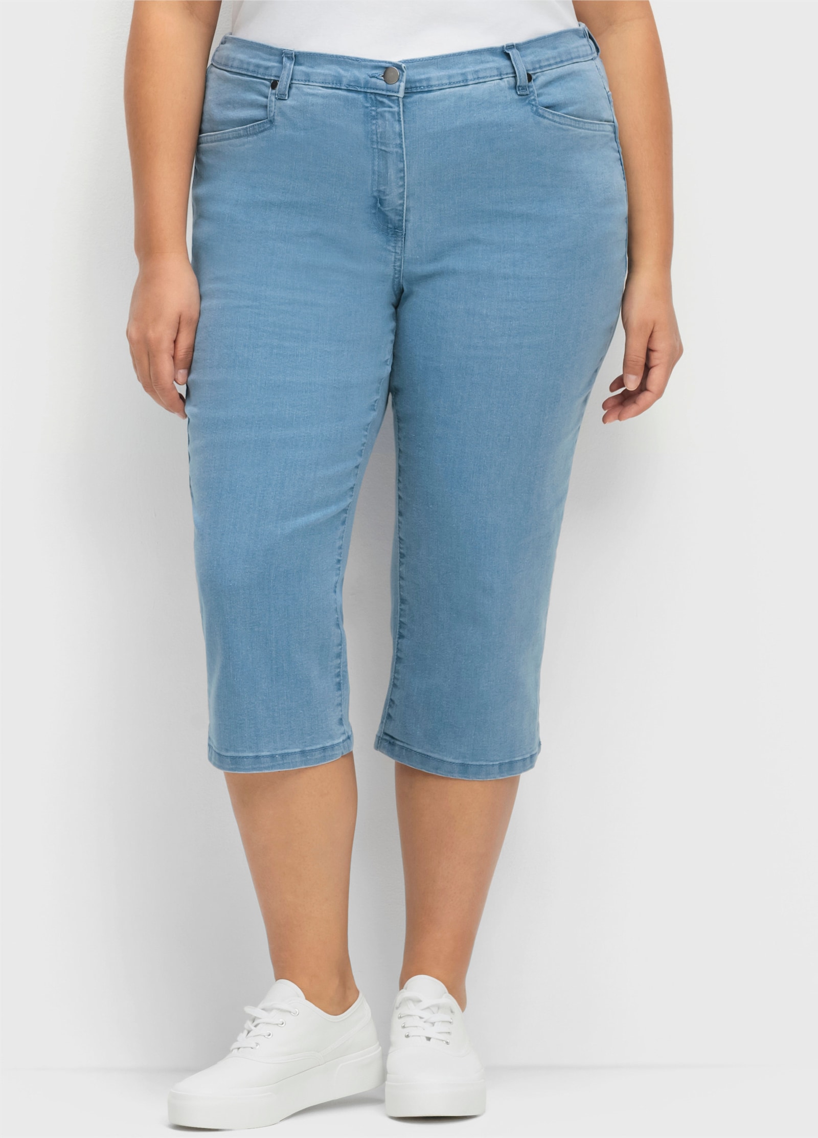 Caprijeans mit glitzerndem Katzenmotiv - blue-bleached