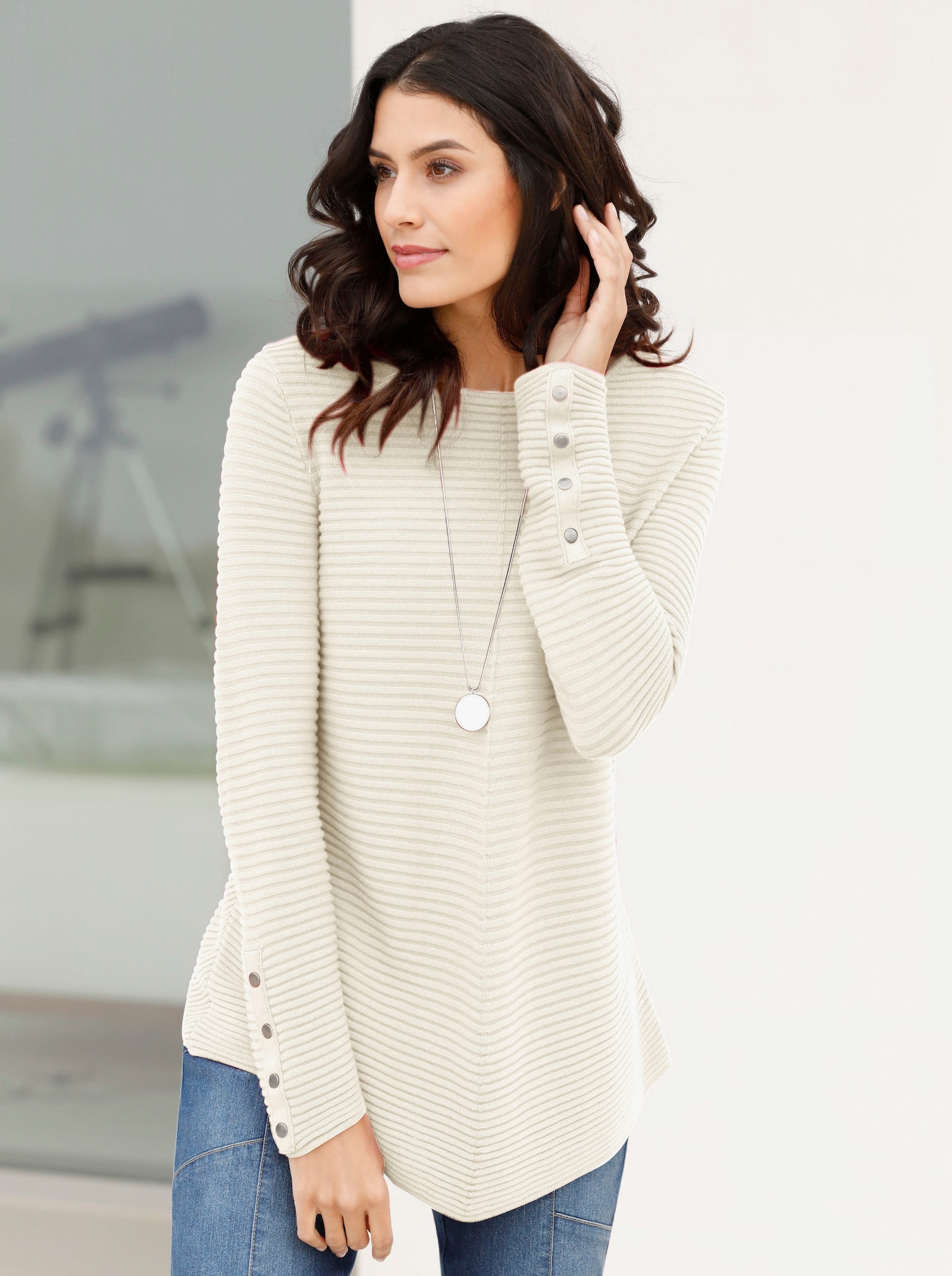 Rundhalspullover mit Nieten-Verzierung - ecru