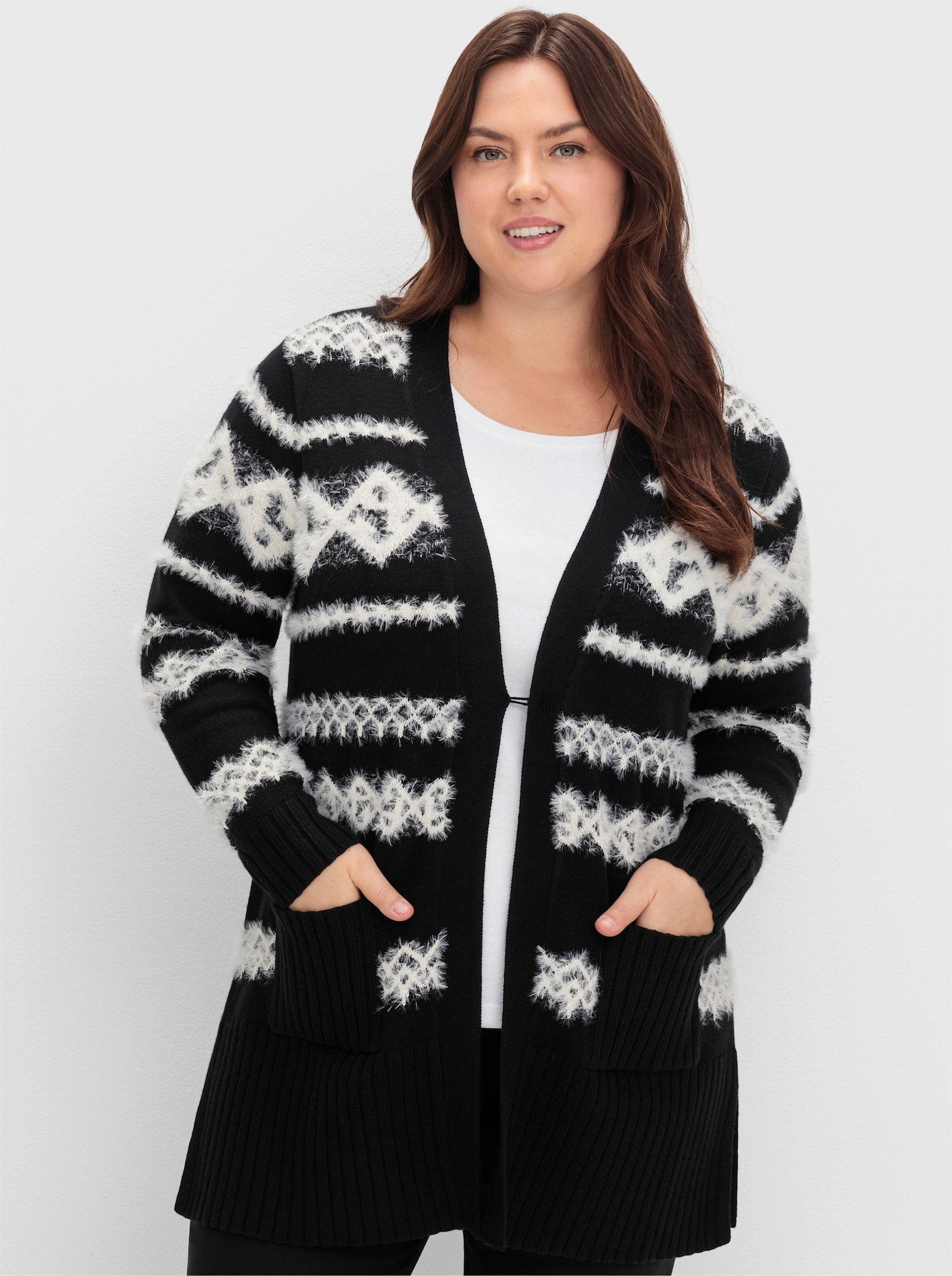 sheego Longstrickjacke mit Intarsienmuster - schwarz-gemustert