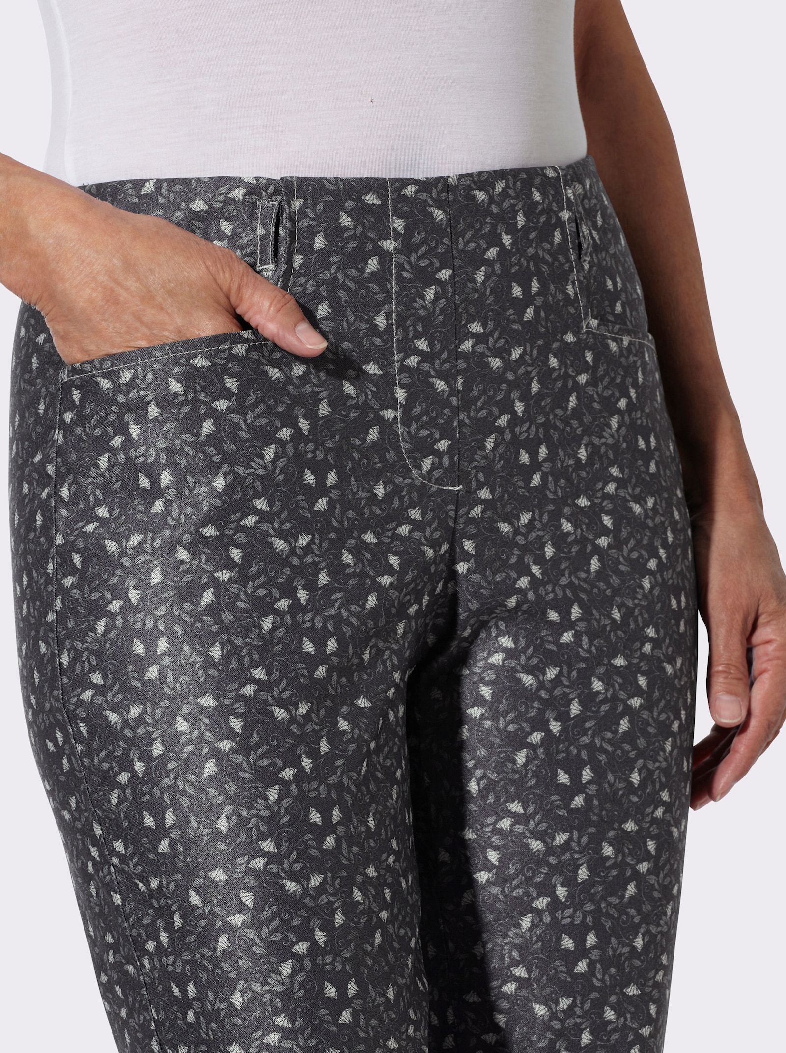 Cosma Schlupfhose mit Blüten- und Blätterdruck - schwarz-bedruckt