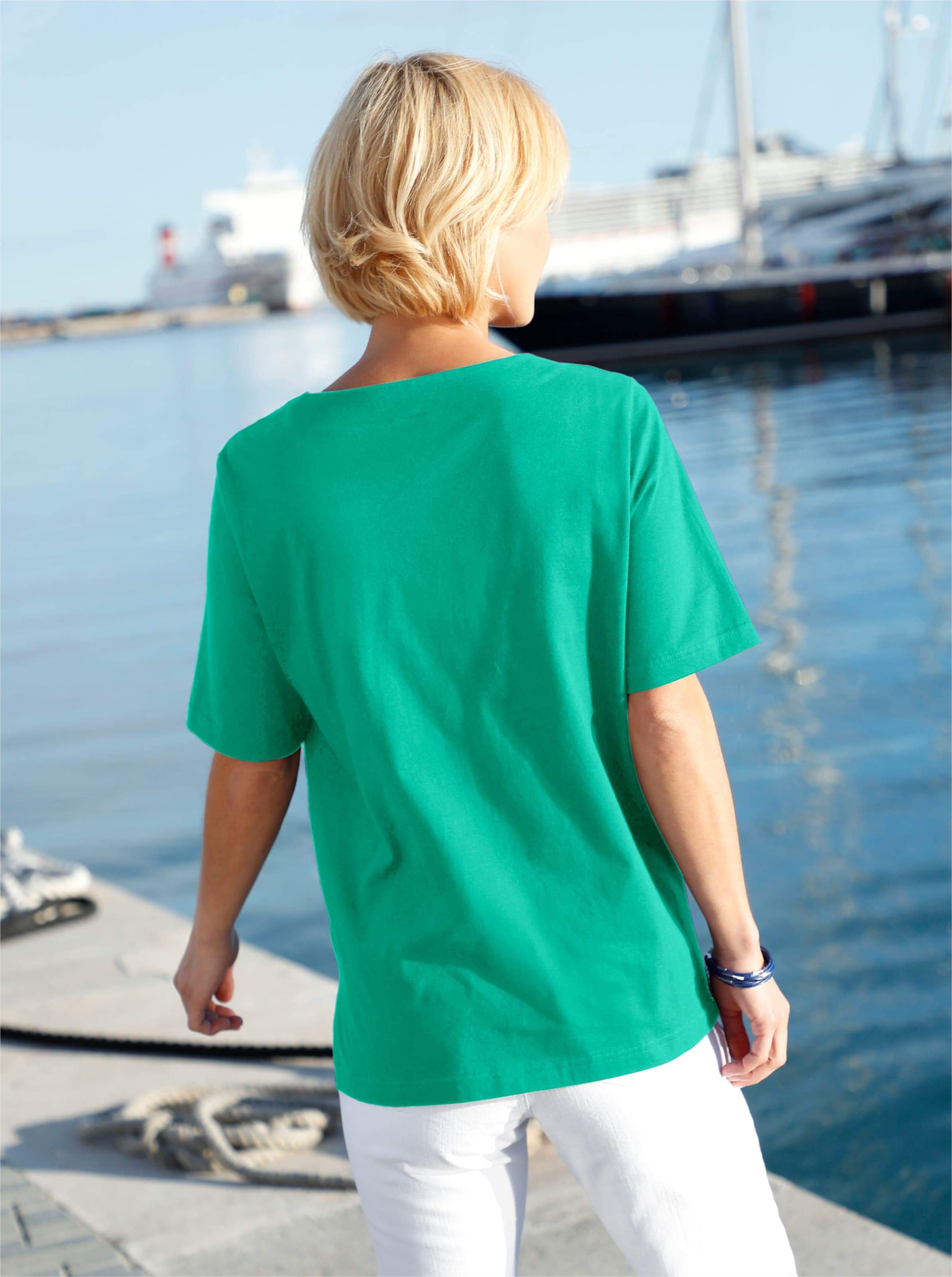 Shirt Gr günstig Kaufen-Kurzarmshirt in smaragdgrün von heine. Kurzarmshirt in smaragdgrün von heine <![CDATA[Shirt mit Muscheldruck vorne. Seitenschlitze.]]>. 