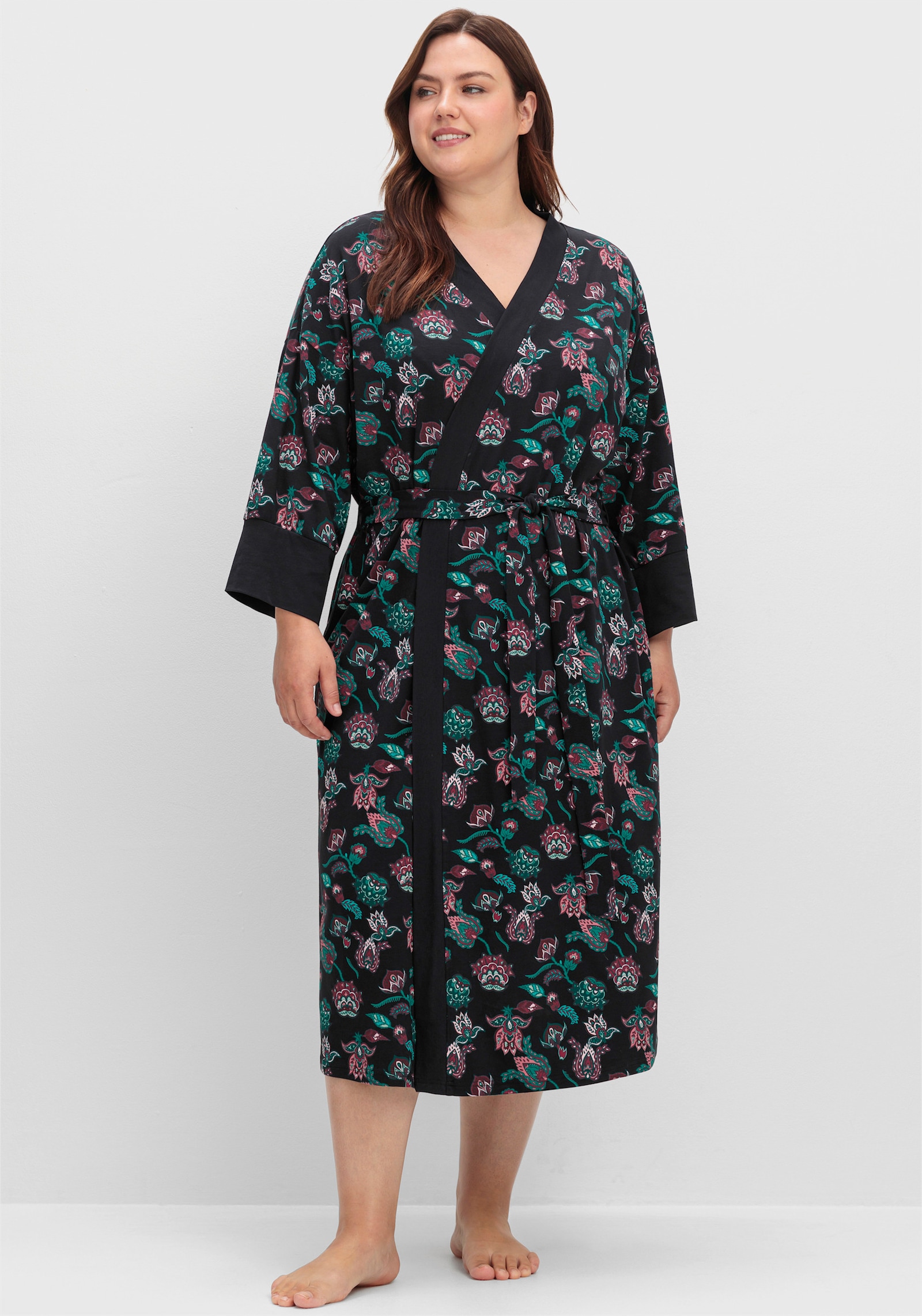 sheego Morgenmantel mit Bindegürtel und seitlichen Taschen - schwarz bedruckt
