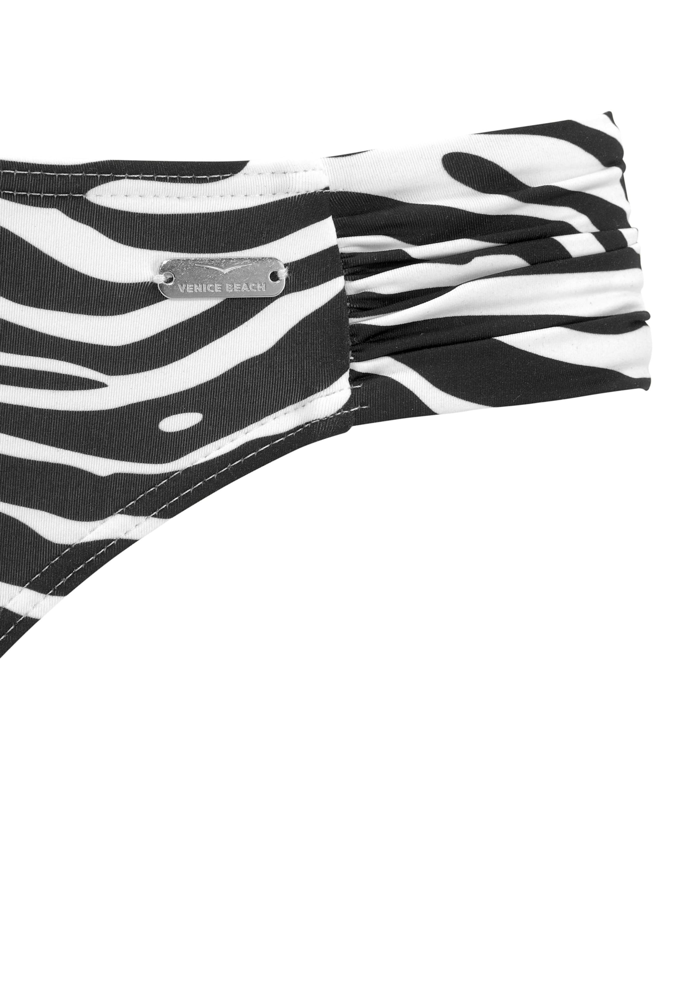 Geschnittene günstig Kaufen-Bikini-Hose in schwarz-weiß von Venice Beach. Bikini-Hose in schwarz-weiß von Venice Beach <![CDATA[Knapp geschnittene Bikini-Hose von Venice Beach. Im modischen Animal-Design. Raffungen an der Seite. Weiche Microfaser.]]>. 