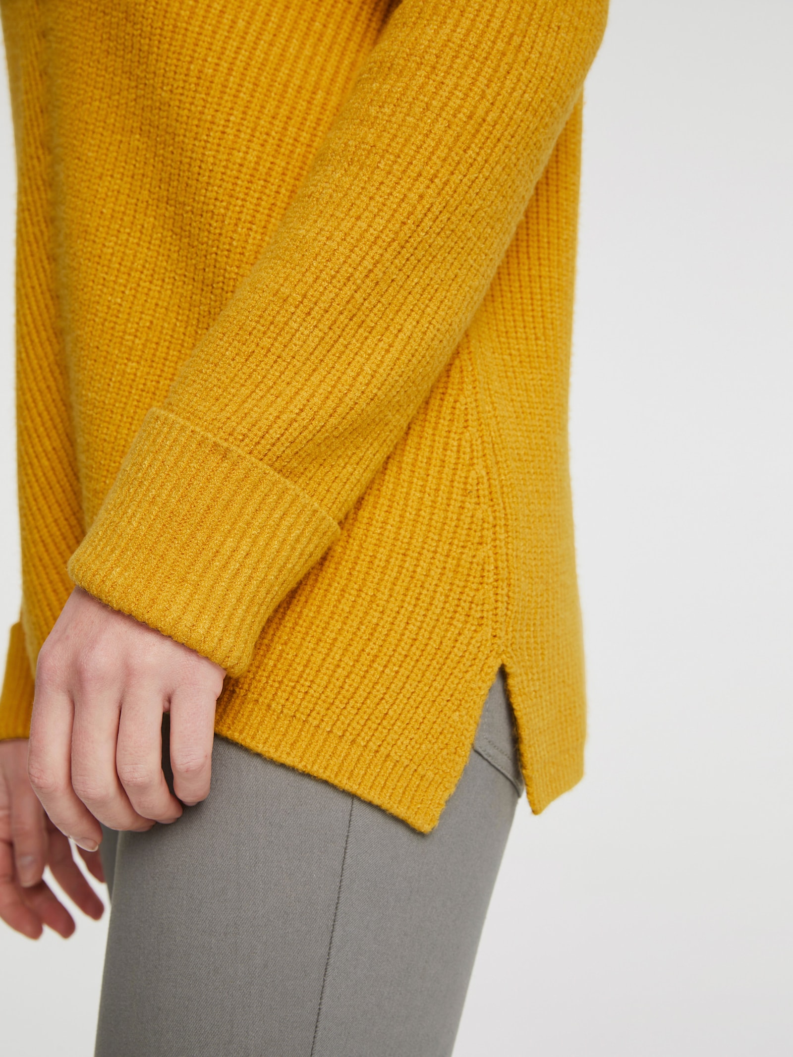 heine Strickpullover mit V-Ausschnitt - mais