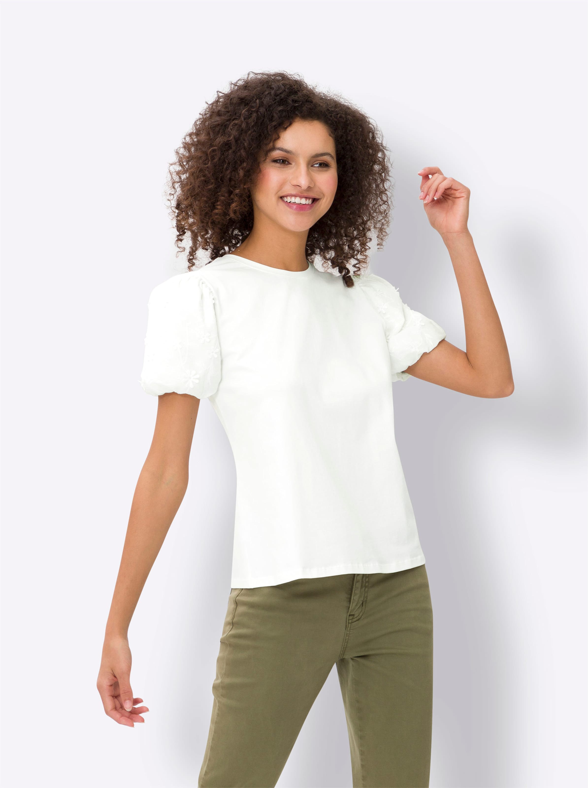 Shirt I günstig Kaufen-Shirt in ecru von heine. Shirt in ecru von heine <![CDATA[Shirt Sehr feminin: die kurzen Puffärmel aus feiner Baumwolle, mit aufgestickten 3D-Blüten. Unterstützt die Initiative Cotton made in Africa.]]>. 