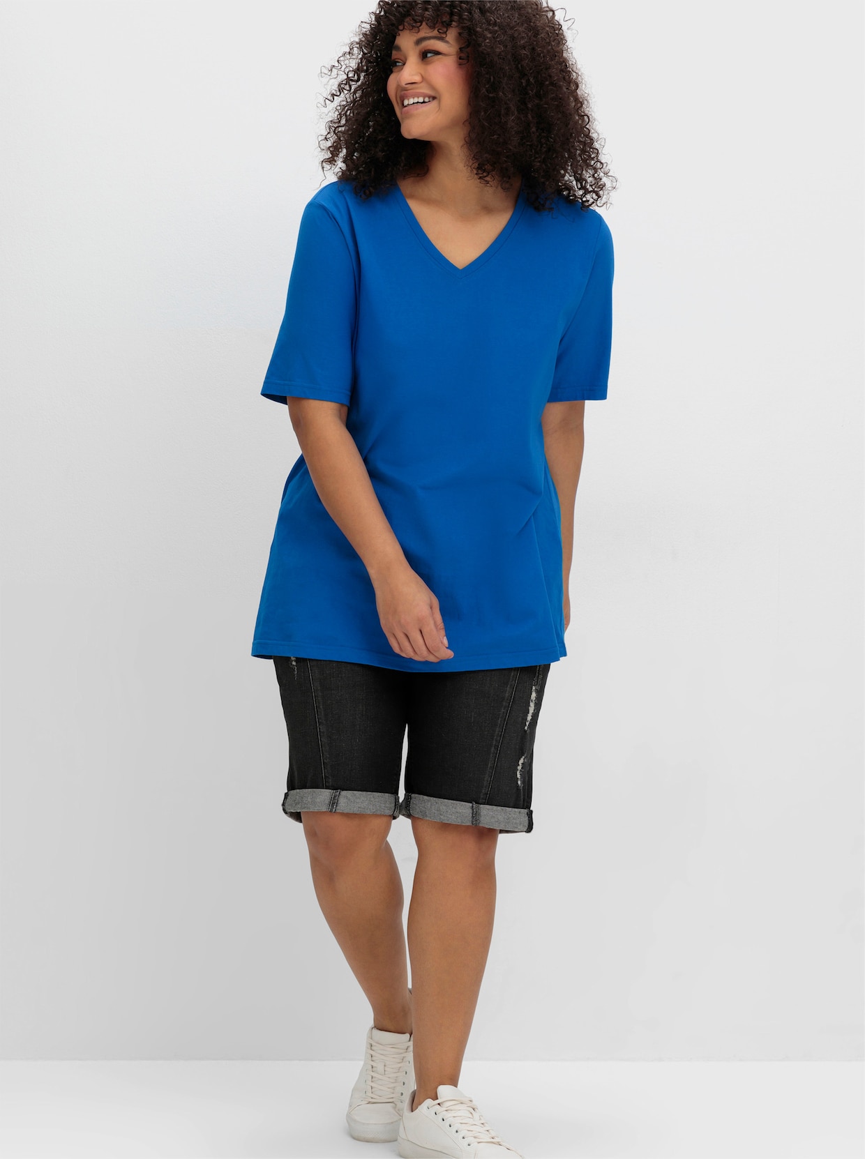 sheego Shirt met V-hals - kobaltblauw