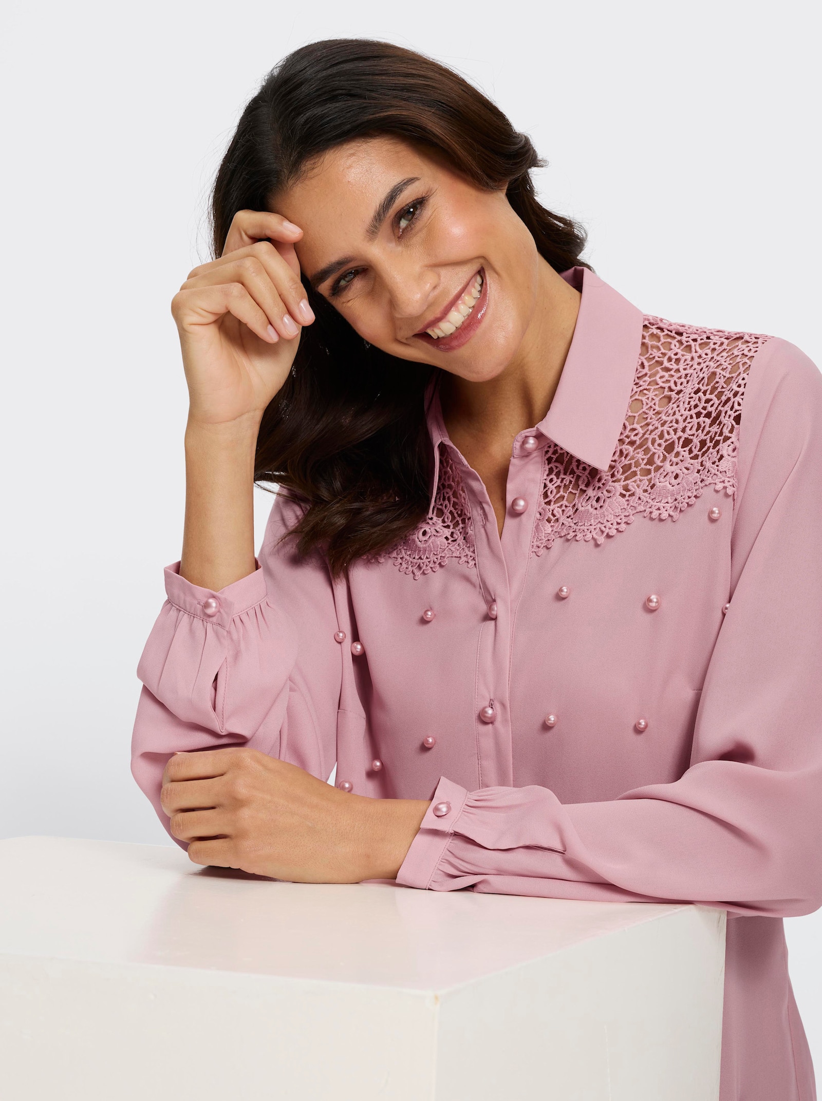 Longbluse mit Spitze und Zierperlen - hortensie