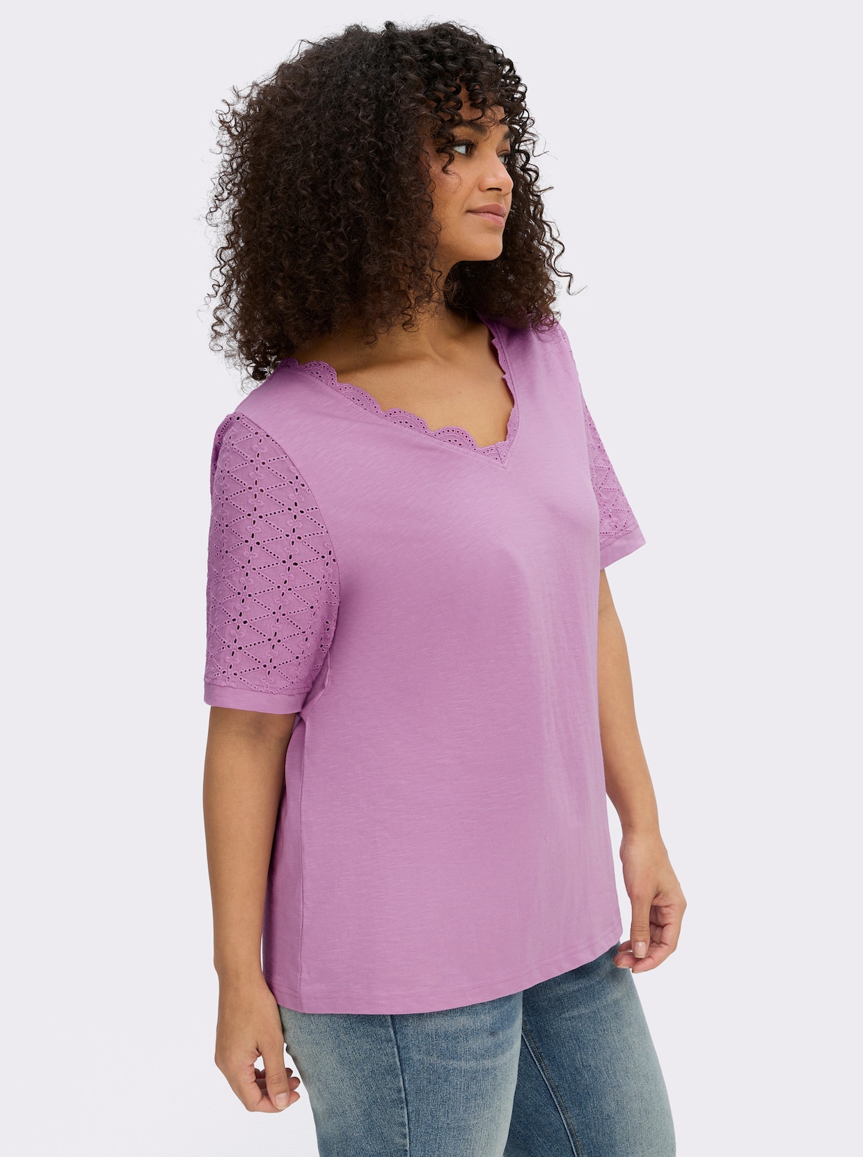 sheego by Joe Browns V-Shirt mit Lochstickereien und Muschelsaumkante - orchidee