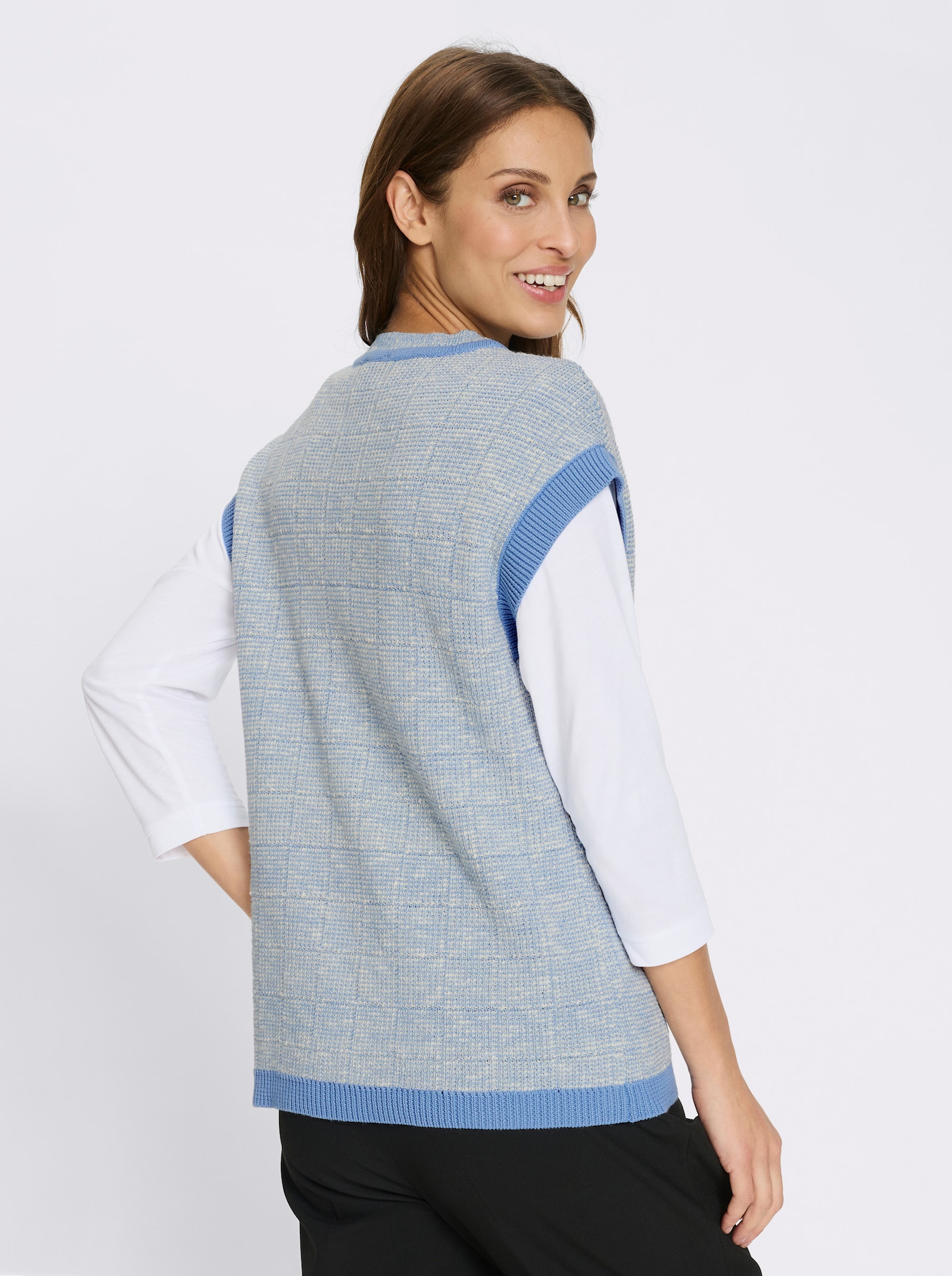 Strickweste mit imitierten Pattentaschen - himmelblau-ecru-gemustert